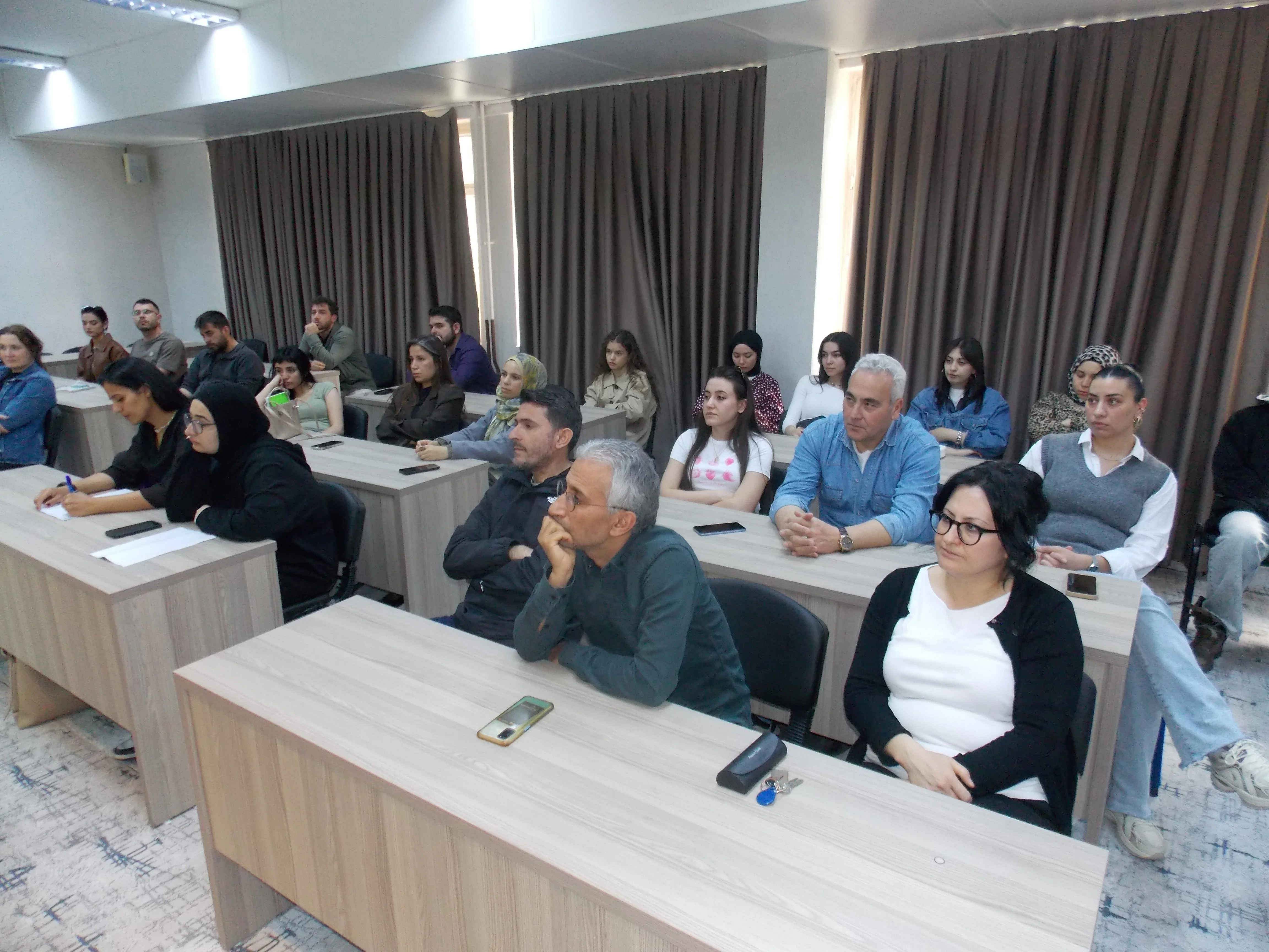 Selçuk Üniversitesi’nde “Fizikçinin Gözüyle Evren” Konuşması Yoğun İlgi Gördü