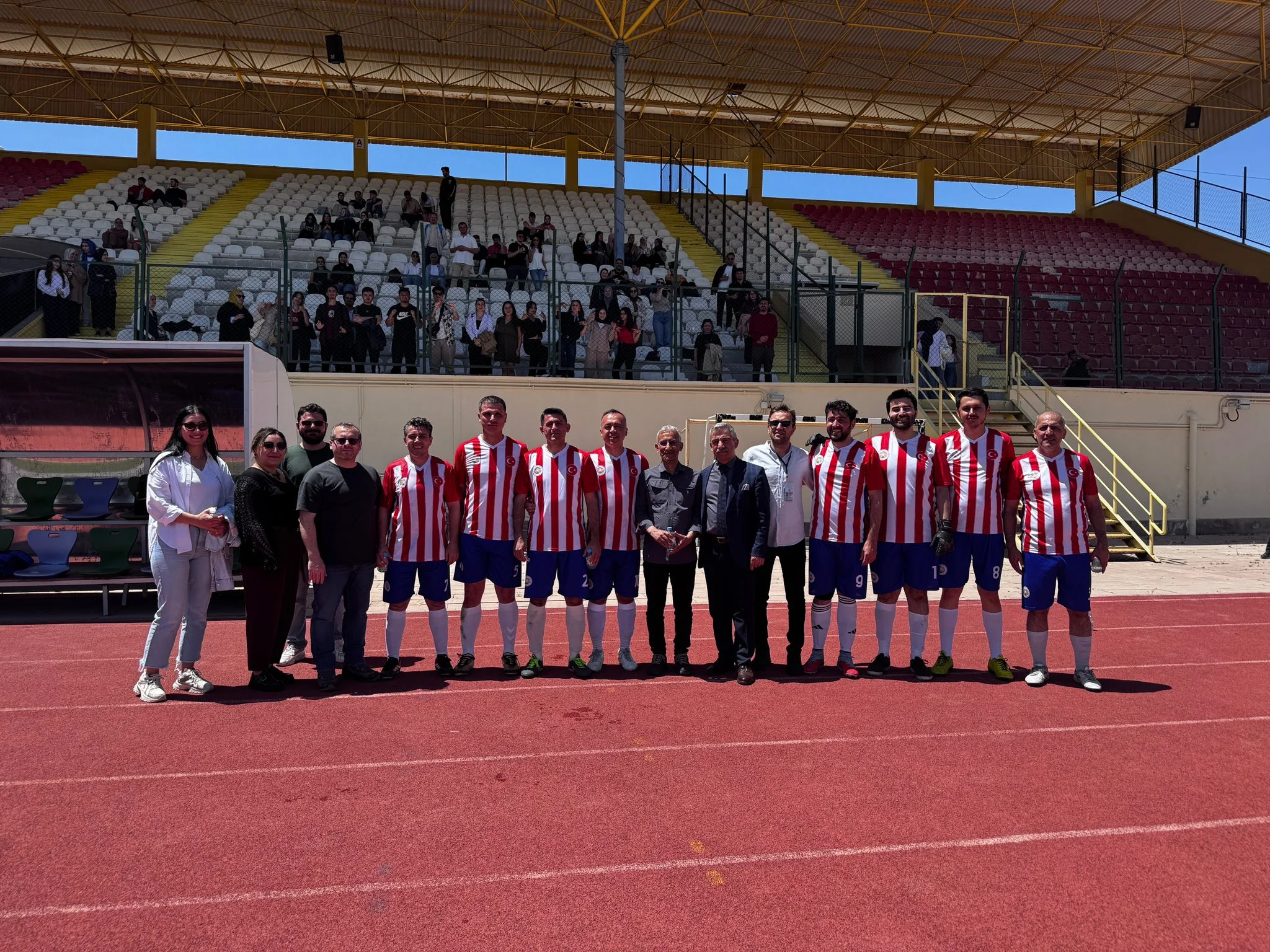 Selçuk Üniversitesi Geleneksel Spor Şenlikleri’nde Edebiyat Fakültesi Futbol Takımı Çeyrek Finalde