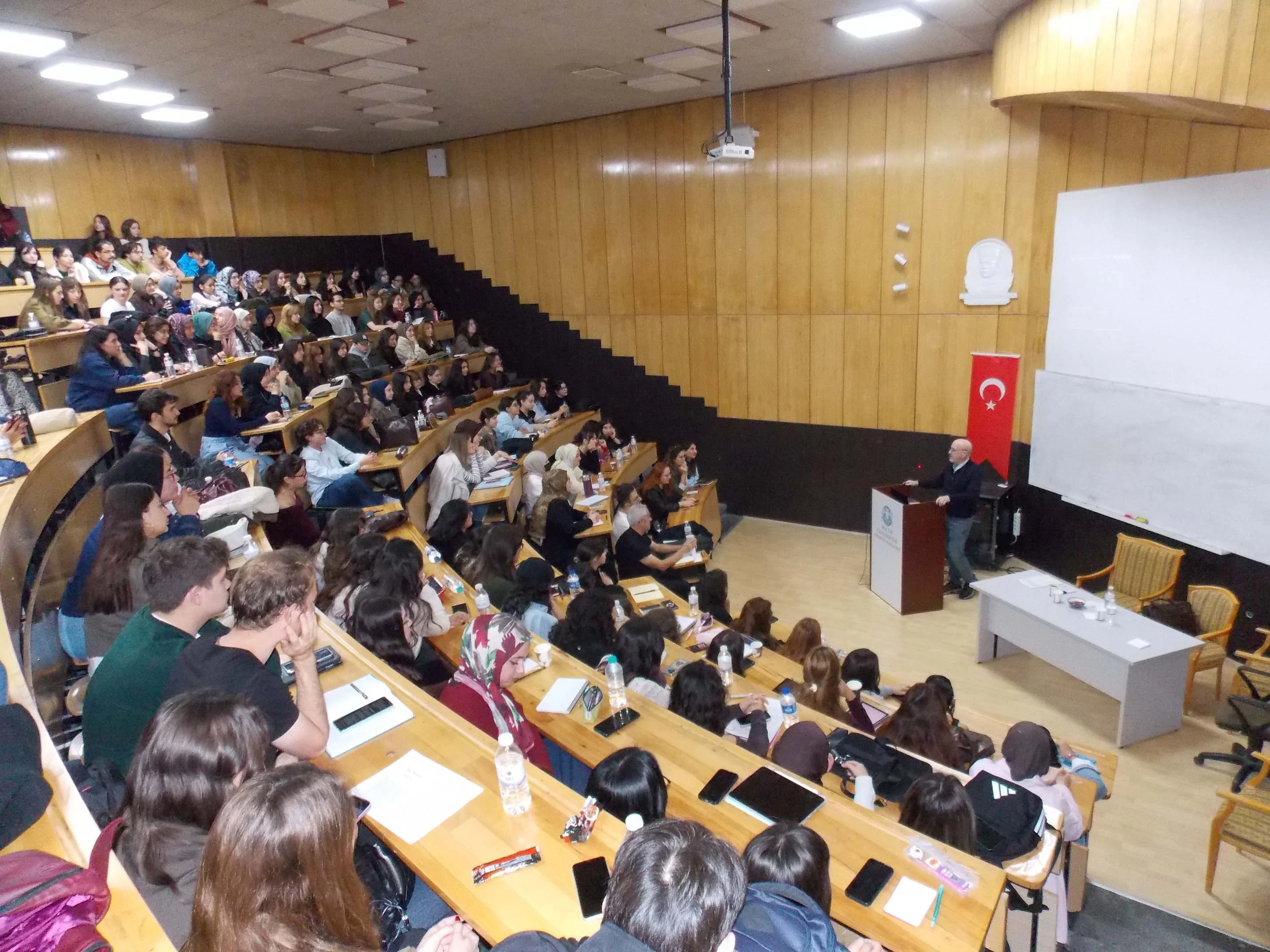 14. ELL Etkinlikleri Kapsamında Edebiyat Konferansı Gerçekleştirildi