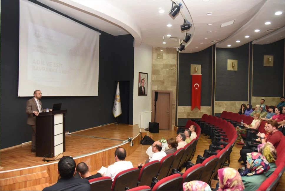 Selçuk Üniversitesi Personeline "Adil ve Eşit Davranma İlkeleri" Eğitimi Verildi