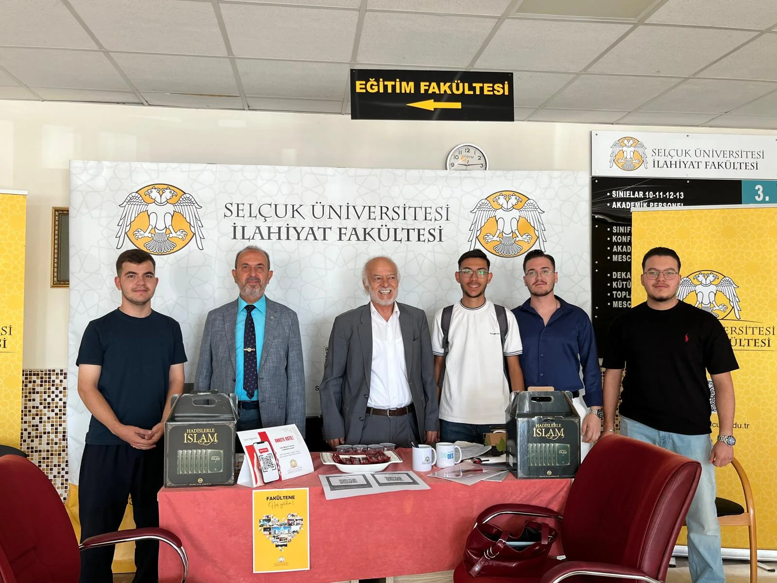 Yeni öğrencilerimiz ilk ders günü Dekanımız tarafından karşılandı