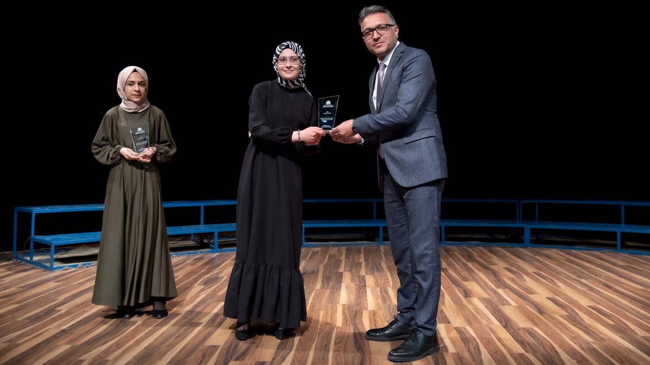 Selçuk Üniversitesi Eczacılık Fakültesi öğrencileri beyaz önlüklerini giydi