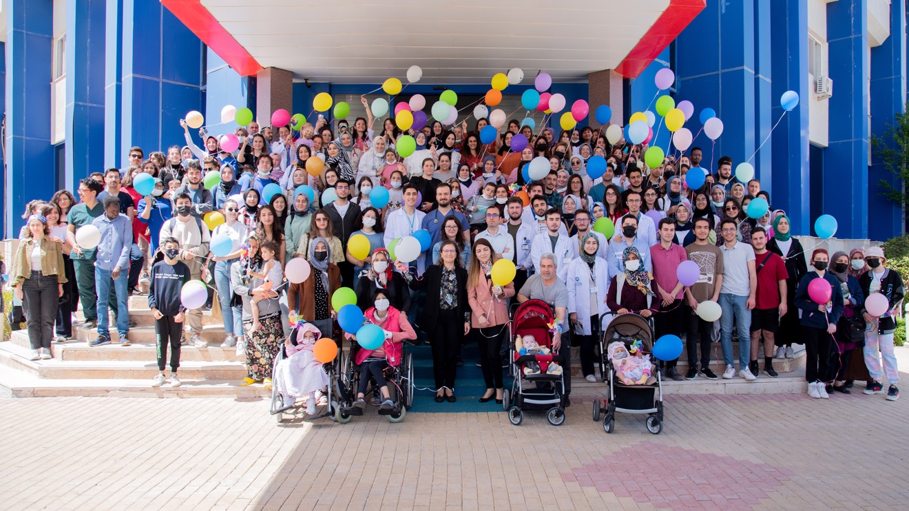 Balonlar, primer immün yetmezliğine dikkat çekmek için gökyüzünde