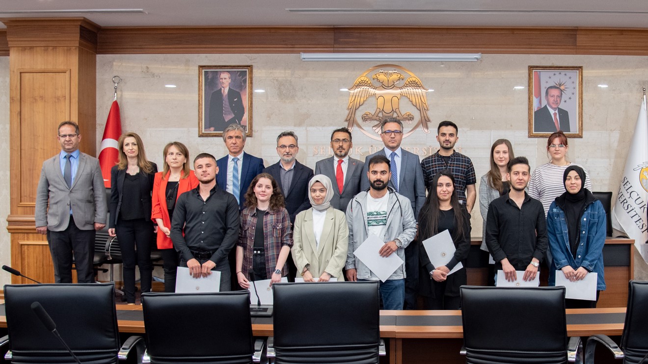 Rektör Aksoy’dan, ‘ödül sahibi’ genç iletişimcilere teşekkür