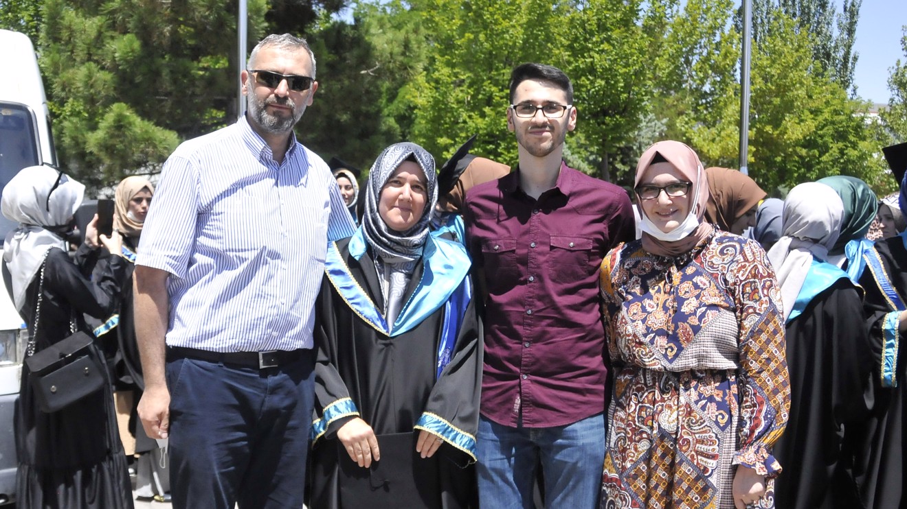 Çocuklarıyla birlikte mezun olmanın sevincini yaşıyor