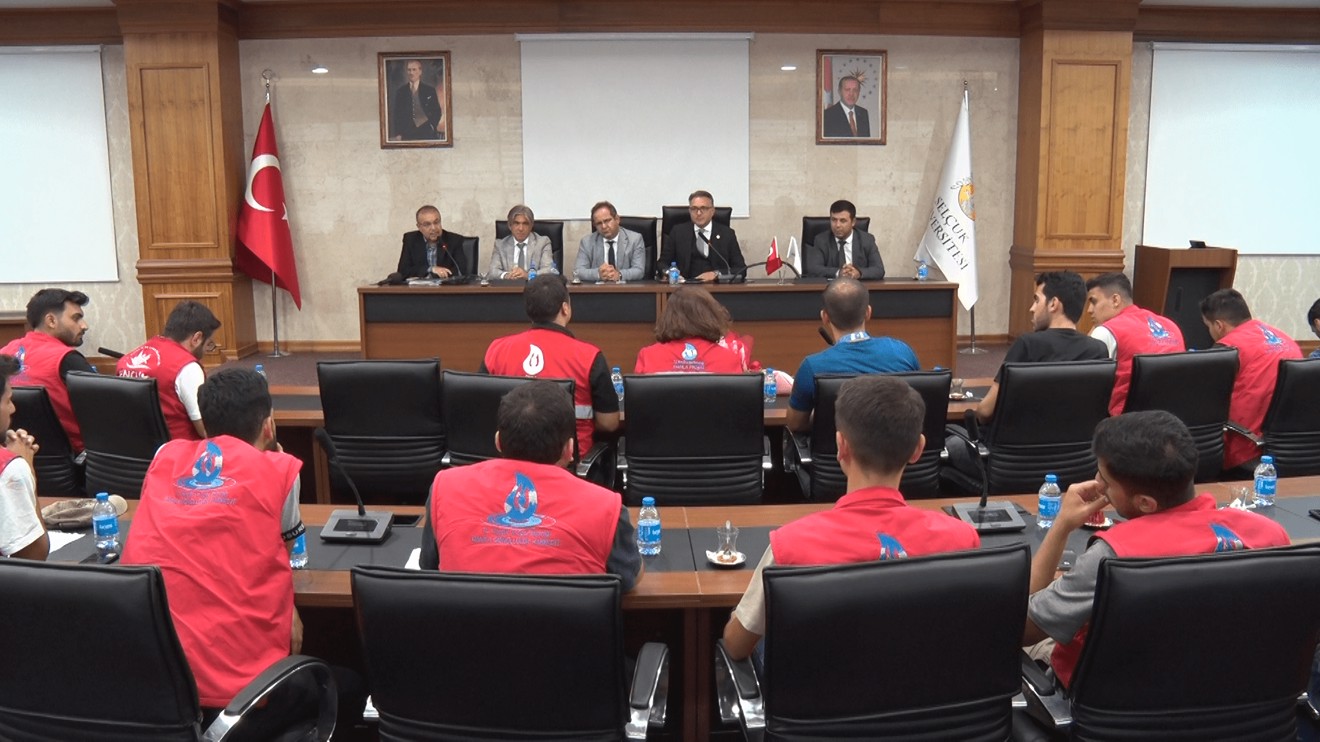 Damla Projesi’nin Gönüllü Gençleri Rektör Aksoy’u Ziyaret Etti