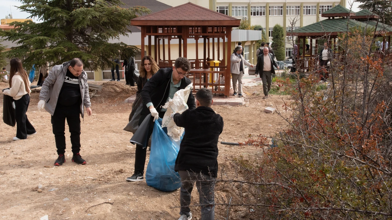 Fen Fakültesi öğrencileri temiz çevre için el ele verdi