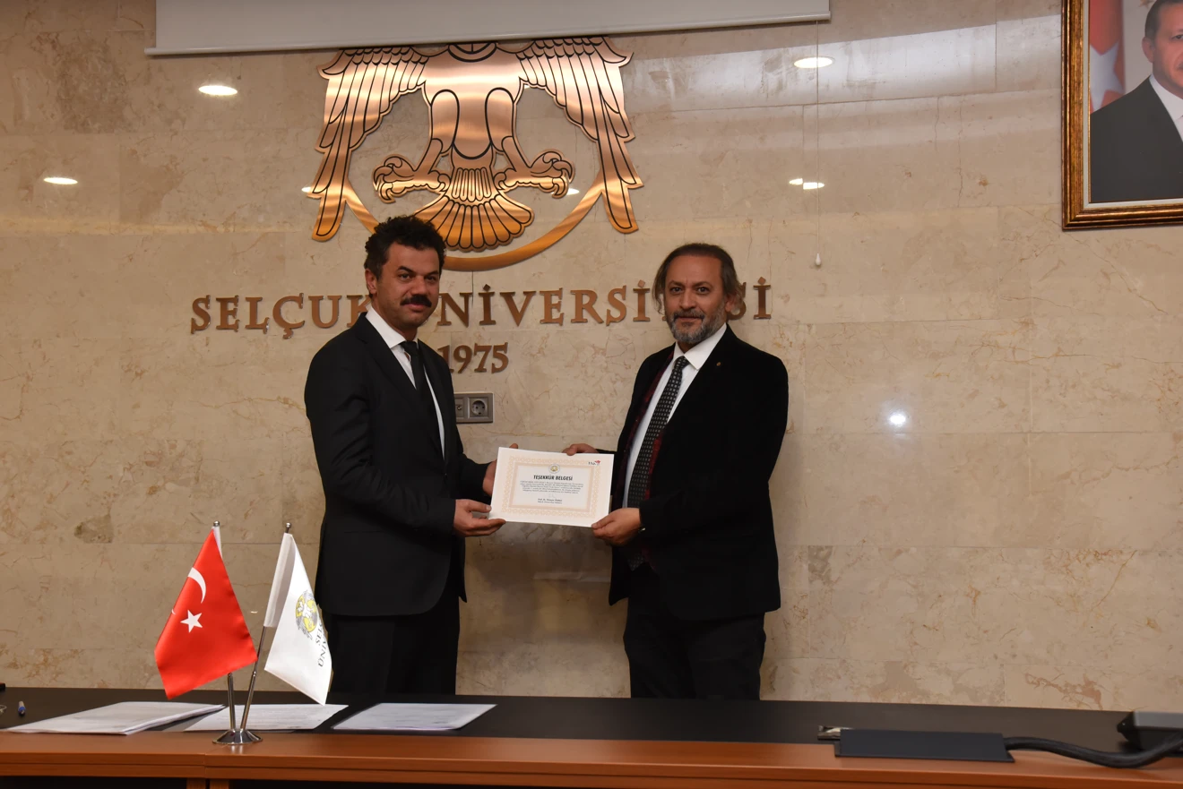 Rektörümüz Sayın Prof. Dr. Hüseyin YILMAZ Hocamızdan fakülte dekanımız Prof. Dr. İsmail AKBAL'a teşekkür belgesi takdimi