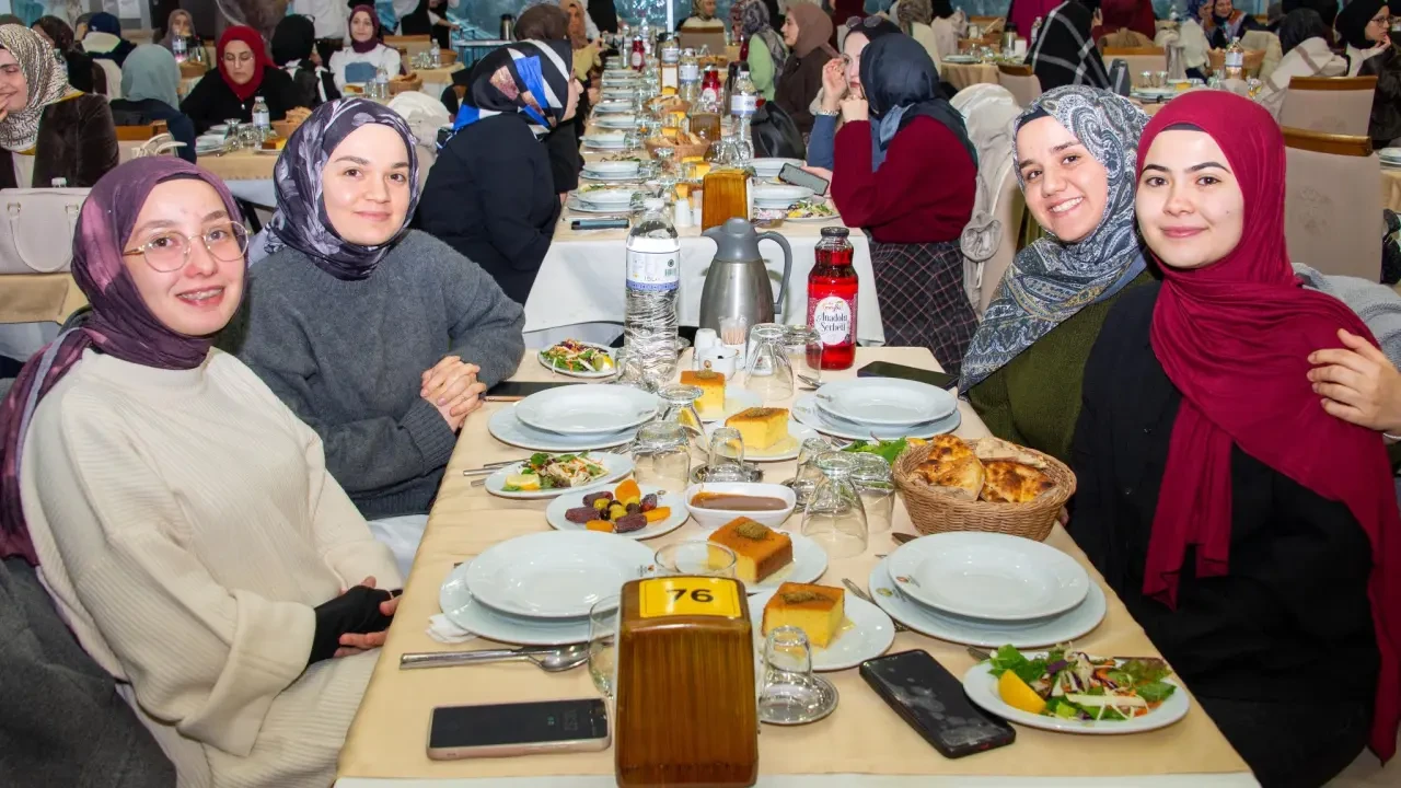 İlahiyat Fakültesi öğrencileri 6. Geleneksel İftar Programı’nda buluştu