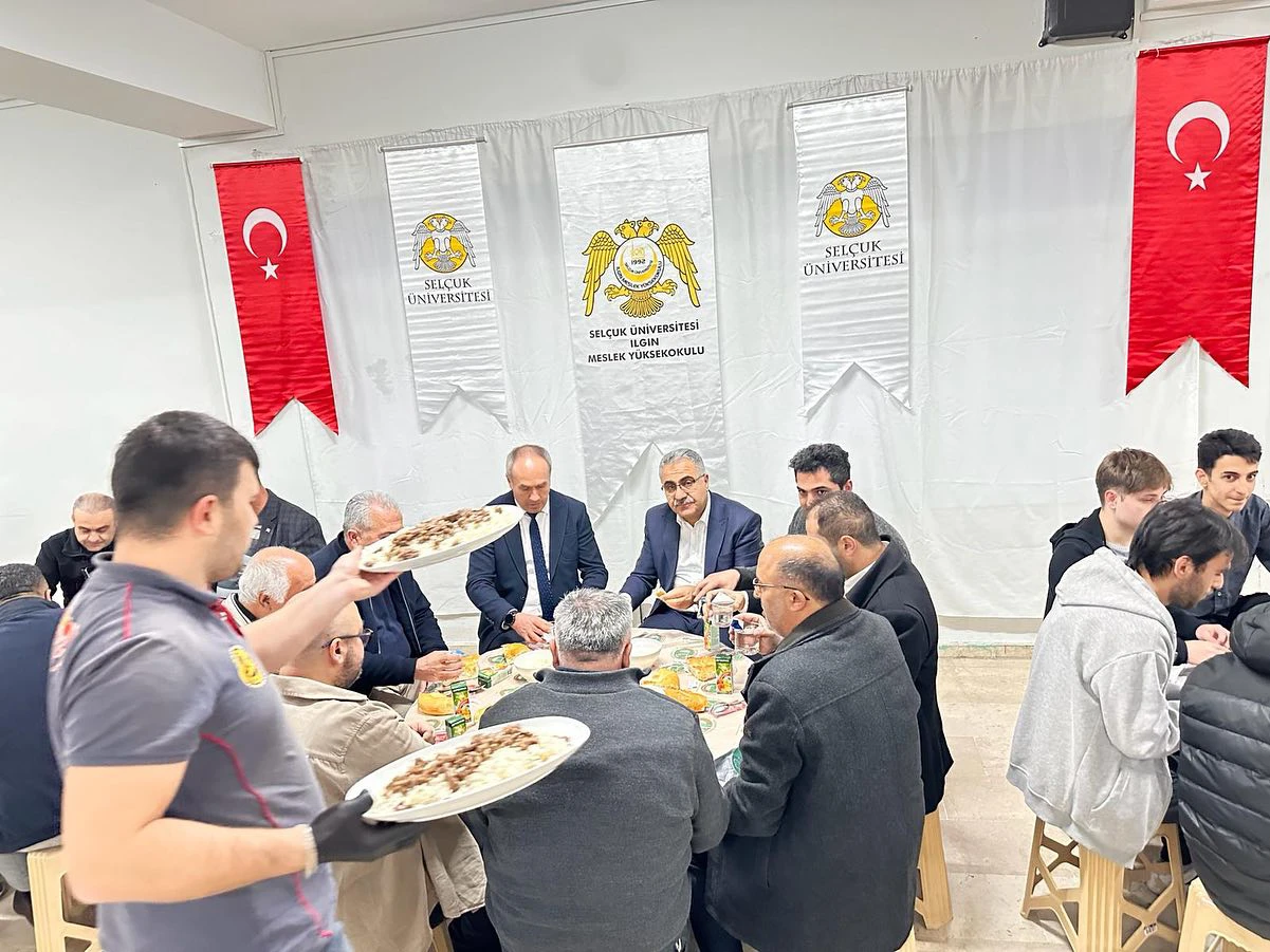 Ilgın Meslek Yüksekokulu Geleneksel İftar Programlarımız kapsamında bugünkü iftarımız Belediye Başkanı Sayın Yalçın ERTAŞ tarafından ikram edilmiştir.