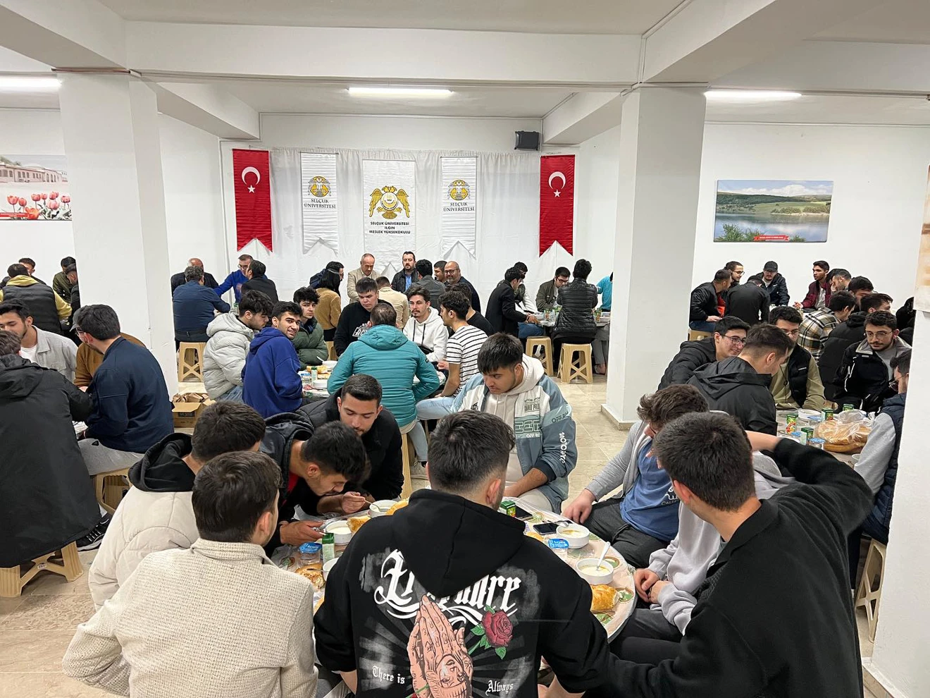 Ilgın Meslek Yüksekokulu Geleneksel İftar Programlarımız kapsamında bugünkü iftarımız akademik ve idari personellerimiz tarafından ikram edilmiştir.