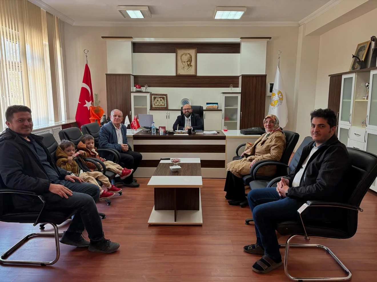 Ömer Kuş hocamız, eşi ve torunlarıyla birlikte okulumuzu ziyaret ederek Yüksekokul Müdürümüz Öğr. Gör. Ümit Albayrak ve personellerimizle bir araya gelmişlerdir.
