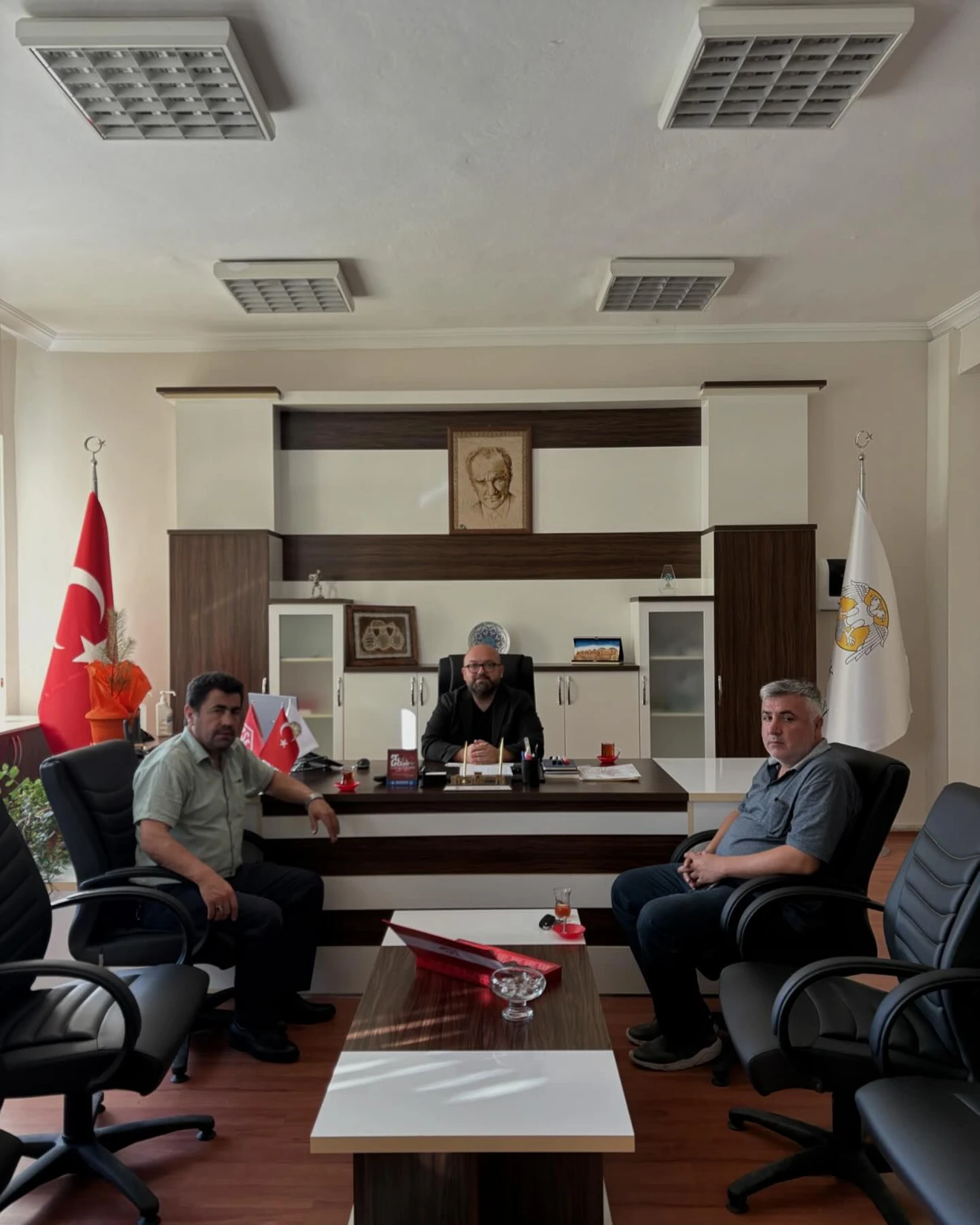 İlçemizin kıymetli iş insanları Ali SEDEF ve İsmail BARDAKÇI, Yüksekokulumuzu ziyaret ederek yönetimimize hayırlı olsun dileklerini iletmişlerdir.