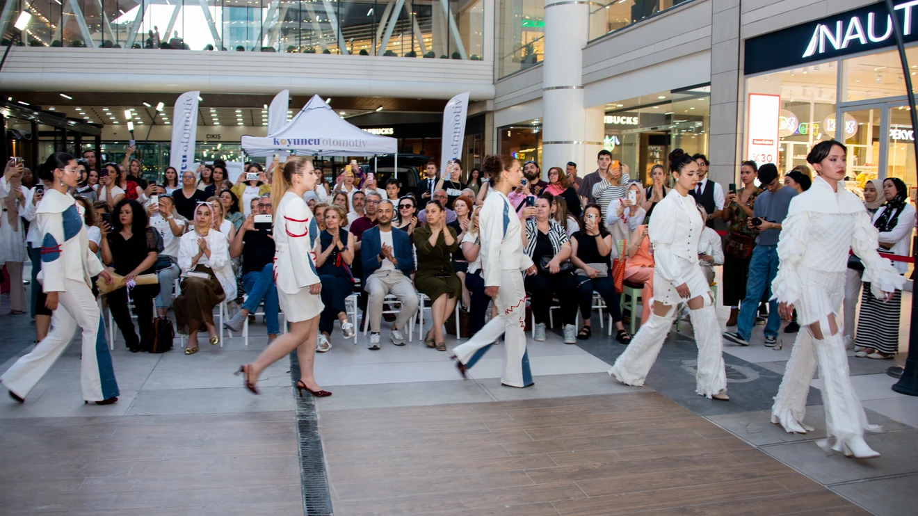 Selçuk’ta 2025 mezunları özgün tasarımlarını sergiledi