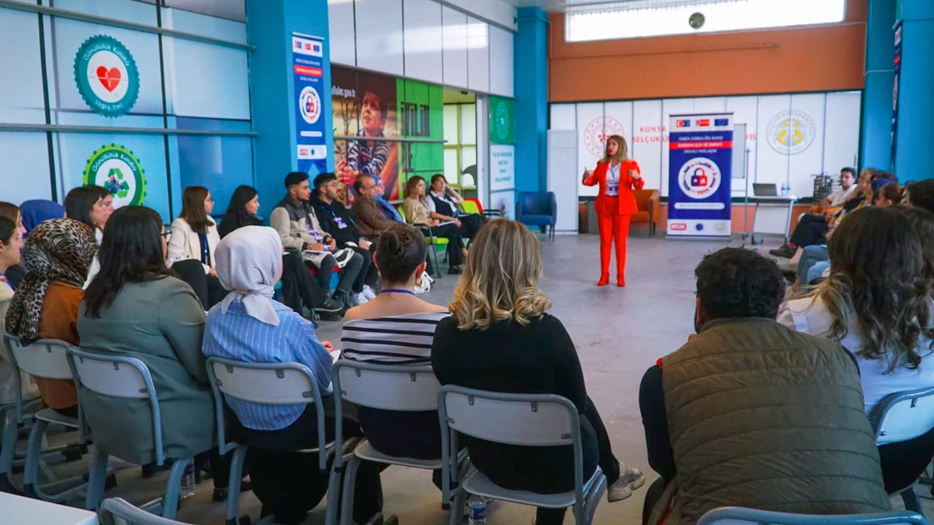 Selçuk Üniversitesinde öğrenciler, siber zorbalığa karşı bilinçlendirildi