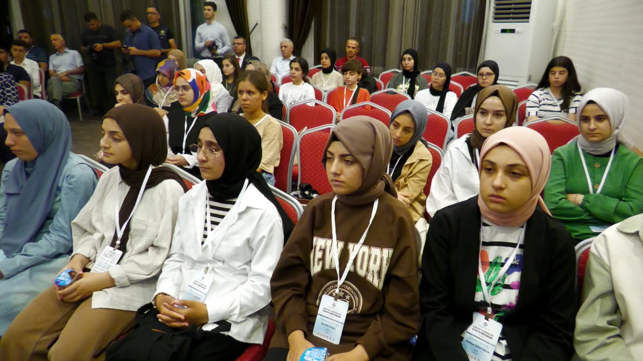 Rektör Prof. Dr. Aksoy, Depremzede Öğrencilerle Bir Araya Geldi