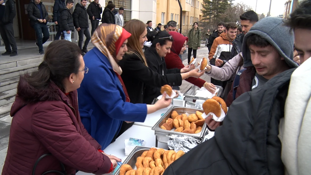 Öğrencilere Pişi ve Çay İkram Edildi