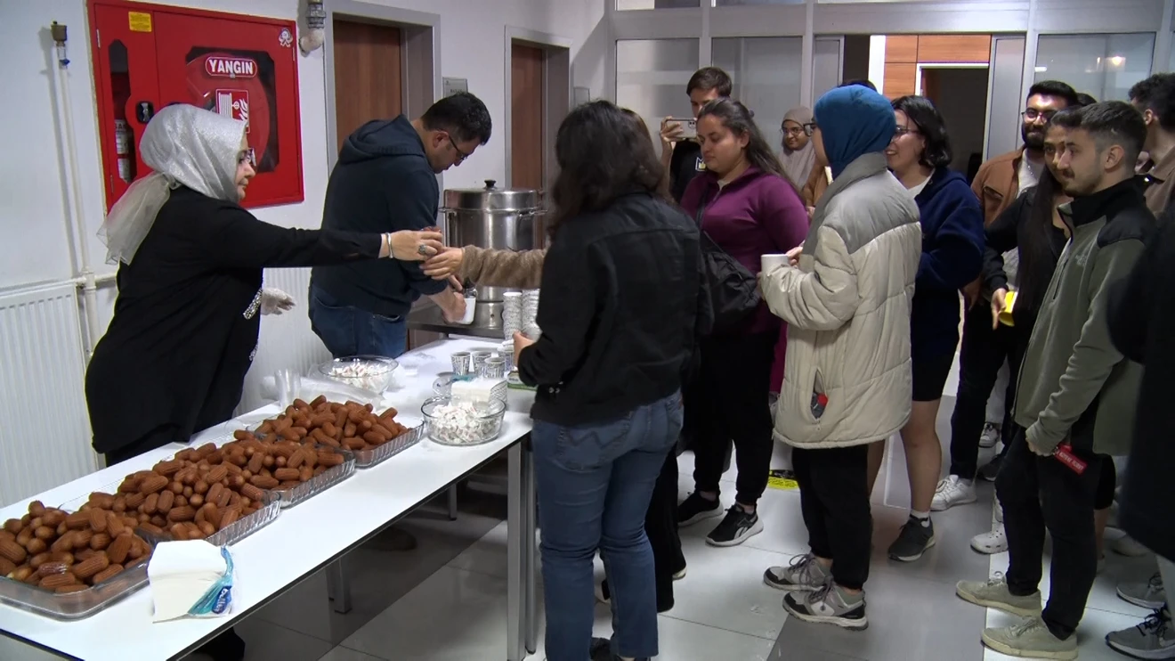 Öğrencilere Vize Haftası Tatlı İkramı Yapıldı
