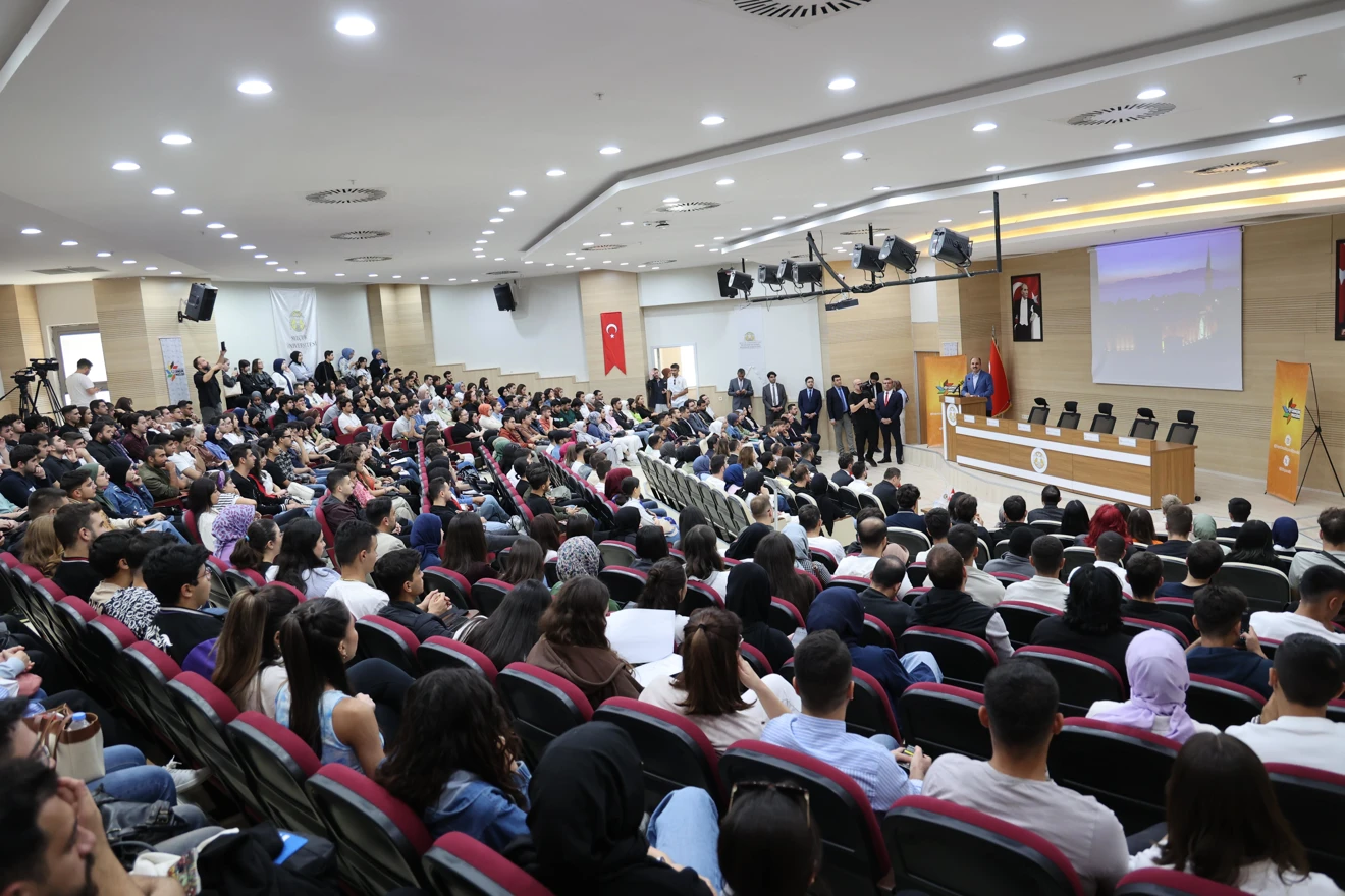 Başkan Altay, Selçuk Üniversitesinde öğrencilerle buluştu