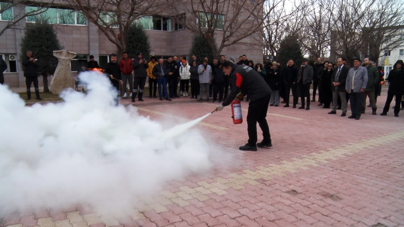 Selçuk Üniversitesinde yangın eğitimi ve tatbikatı düzenlendi