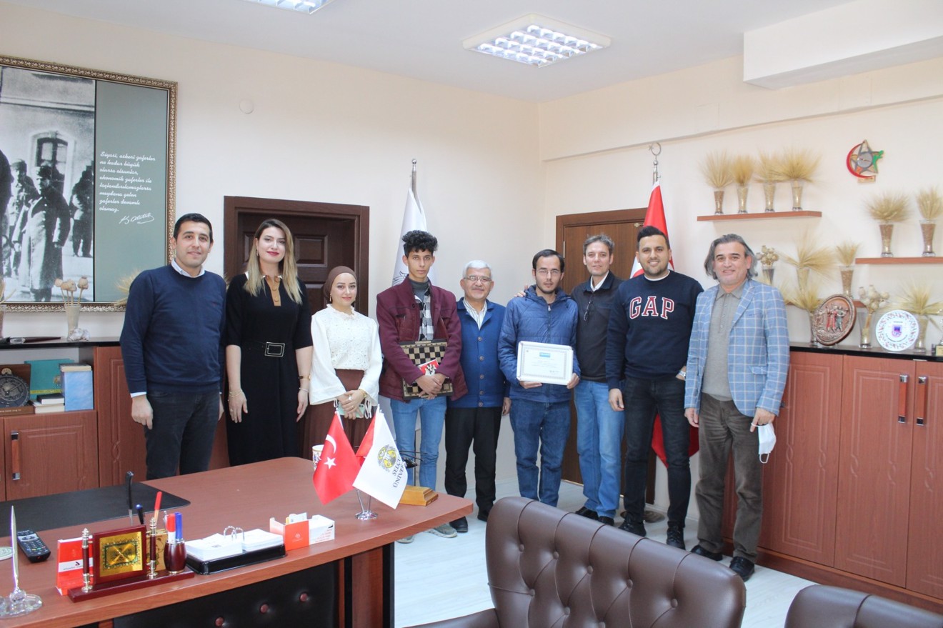 YUNAK MESLEK YÜKSEKOKULUNDA ÖĞRENİM GÖREN GÖRME ENGELLİ ÖĞRENCİDEN BÜYÜK BAŞARI