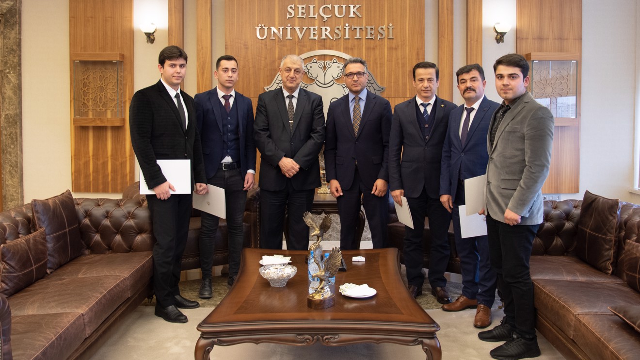 Rektör Aksoy’dan örnek davranış gösteren personele teşekkür belgesi