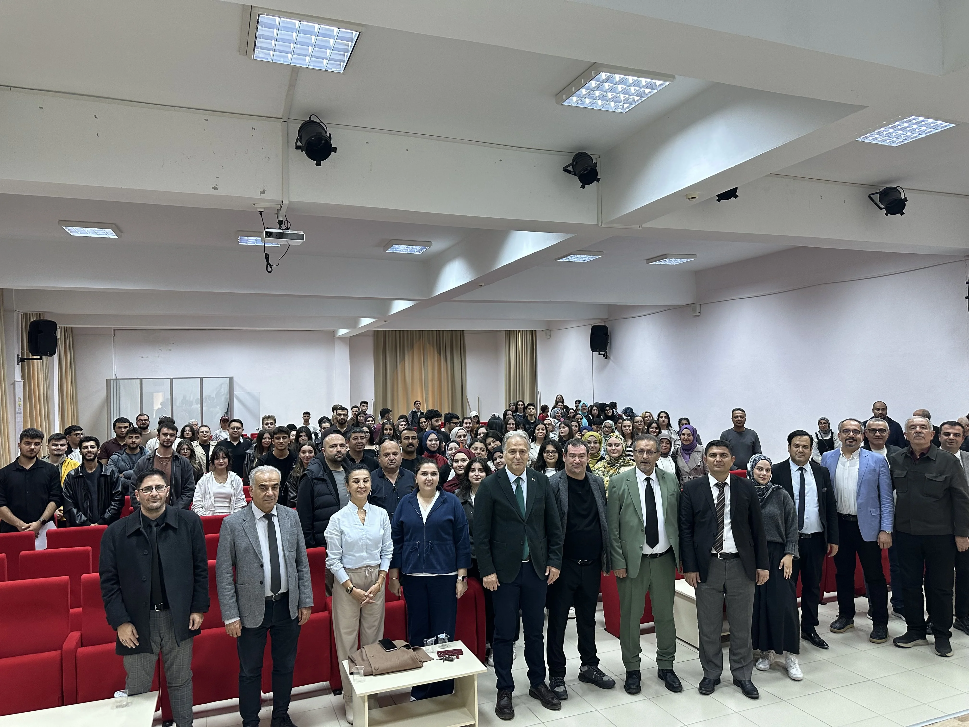 Türkiye’nin İlk Uzay Mühendisi Karakaş, öğrencilerle bir araya geldi