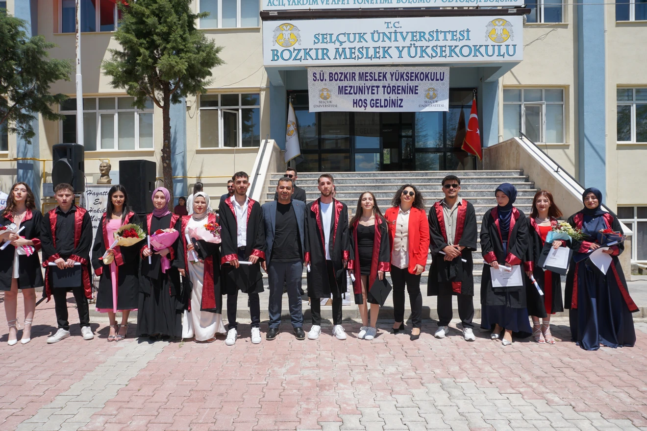 Bozkır Meslek Yüksekokulu’ndan 30. Mezuniyet Coşkusu