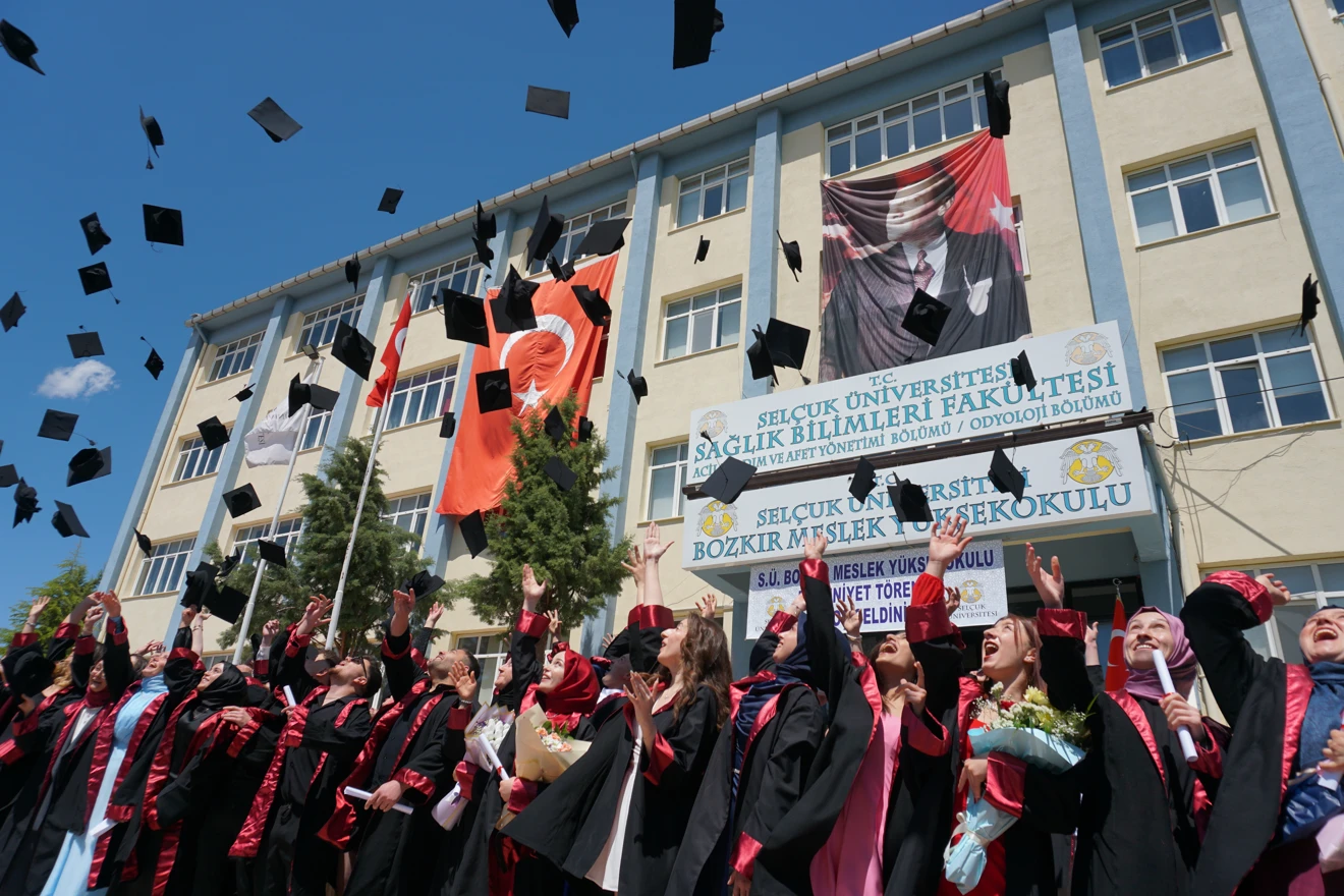 Bozkır Meslek Yüksekokulu’ndan 30. Mezuniyet Coşkusu