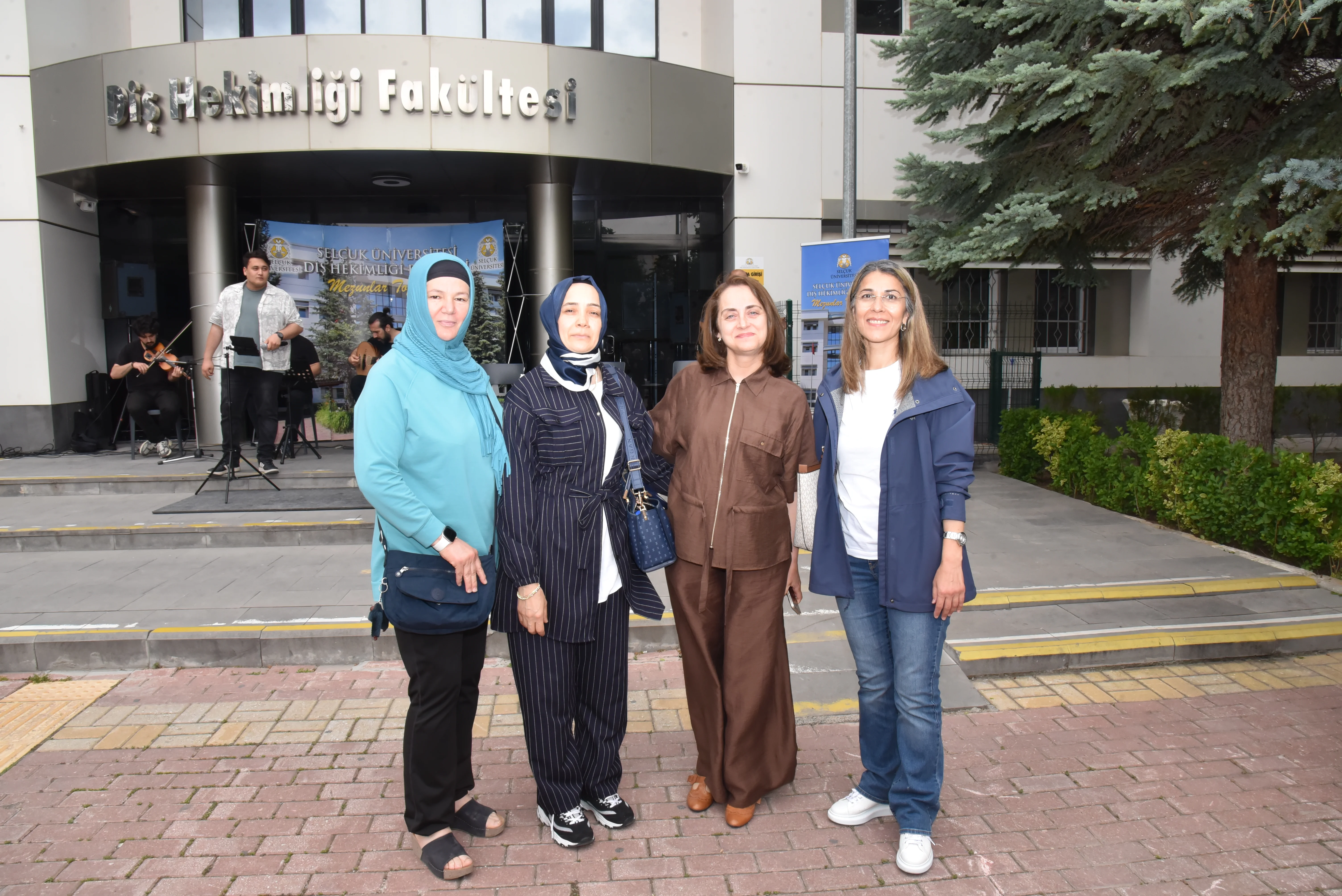 Selçuk Üniversitesi Diş Hekimliği Fakültesi Mezunları Geleneksel Buluşmada Bir Araya Geldi