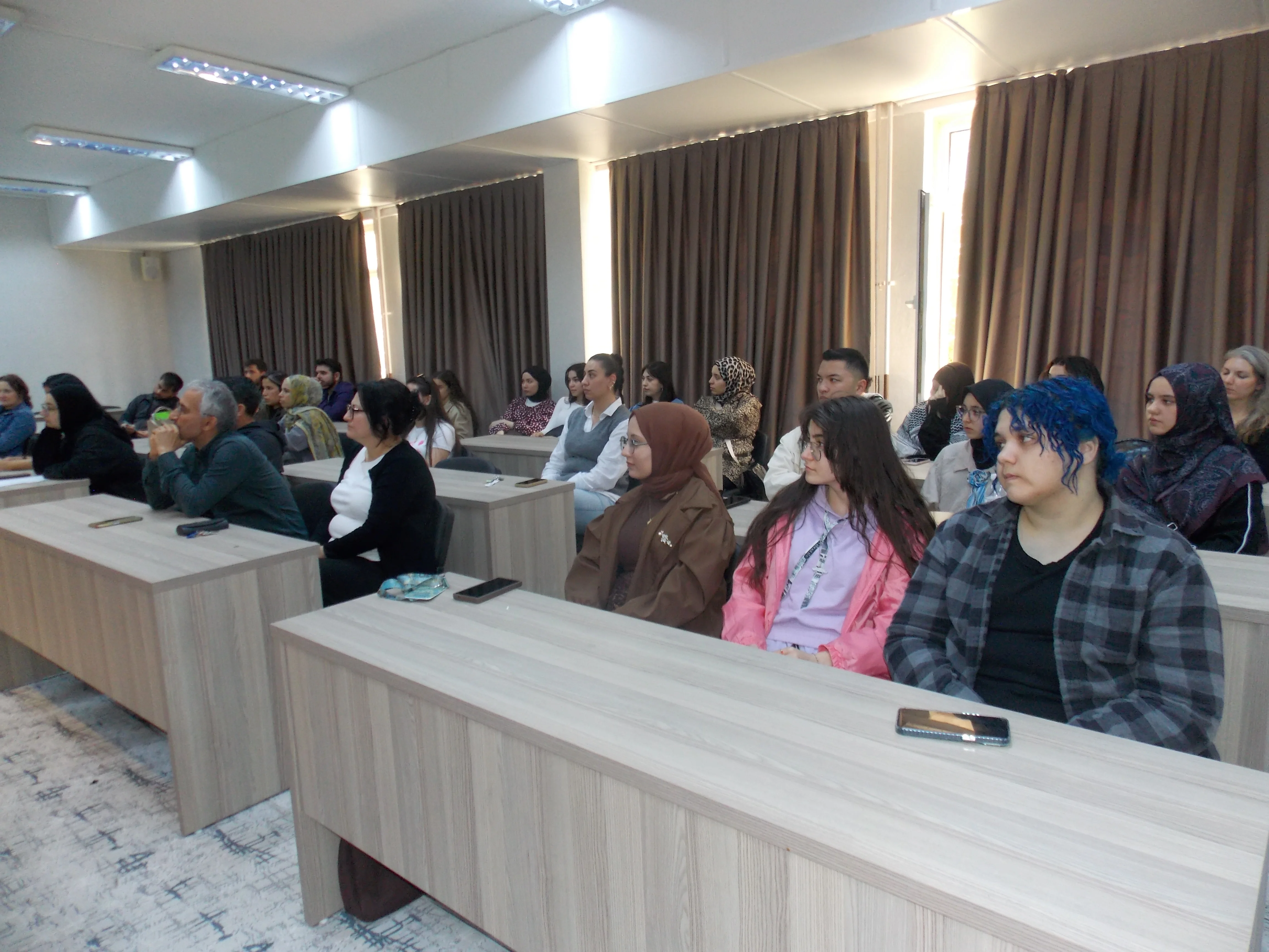 Selçuk Üniversitesi’nde “Fizikçinin Gözüyle Evren” Konuşması Yoğun İlgi Gördü