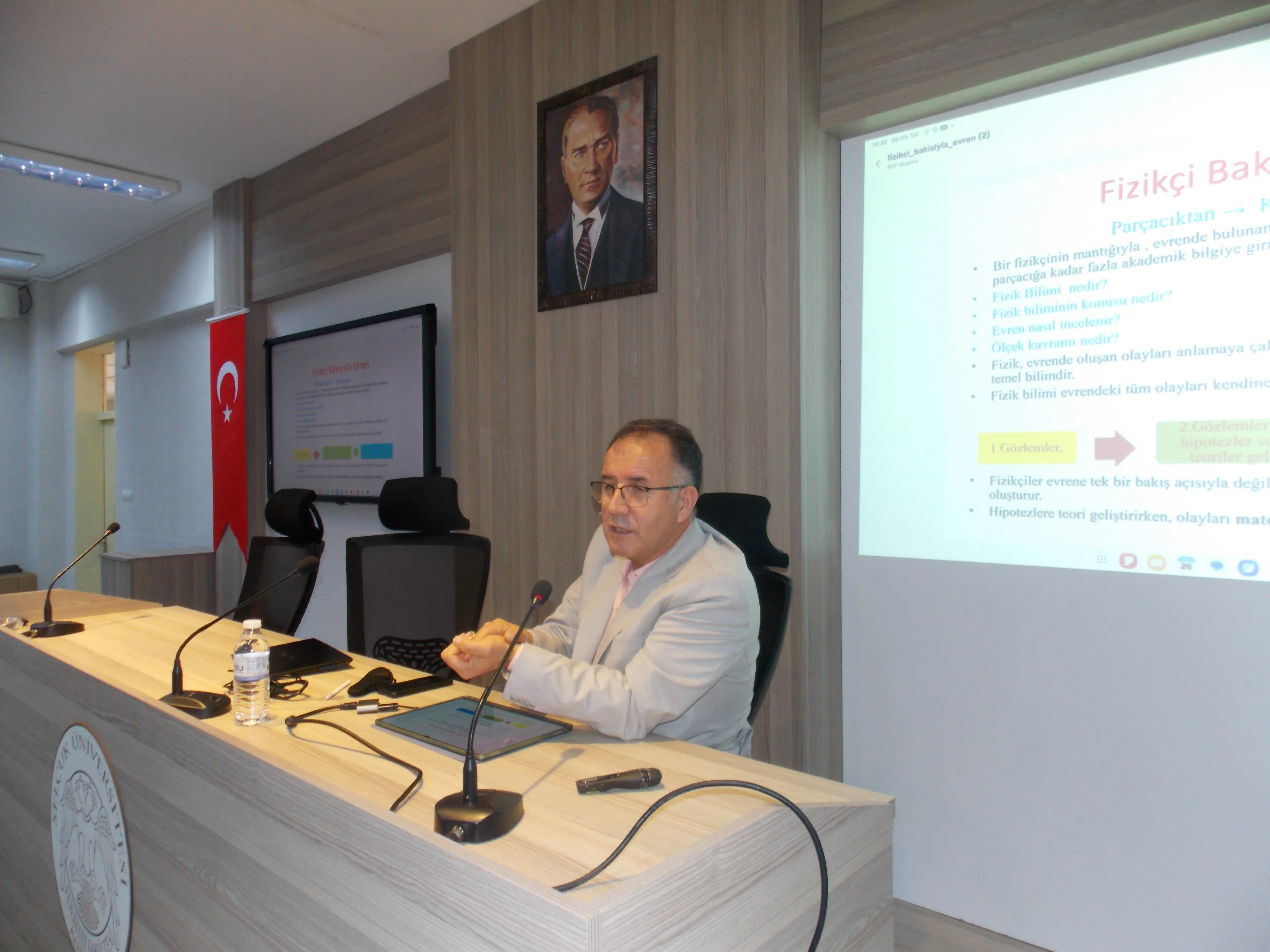 Selçuk Üniversitesi’nde “Fizikçinin Gözüyle Evren” Konuşması Yoğun İlgi Gördü