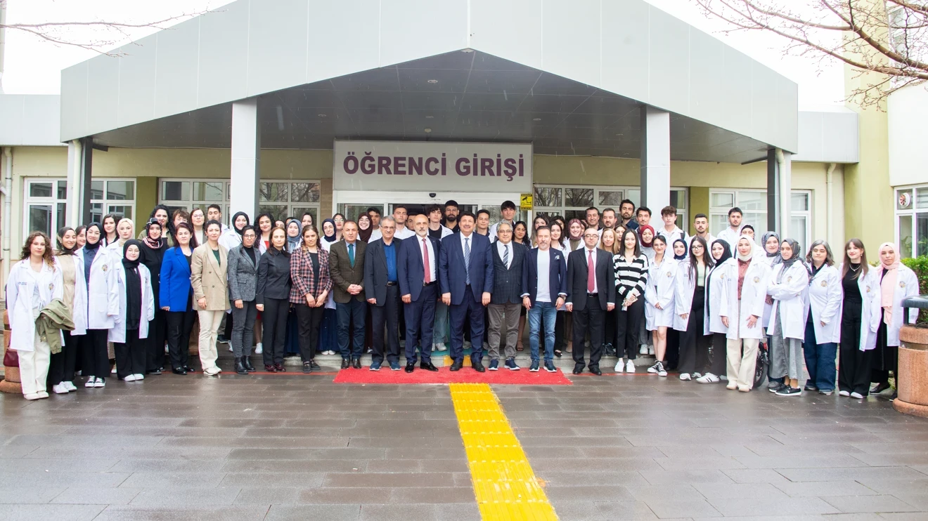 Fakültemiz Kimya Bölümü Birinci Sınıf Öğrencileri Beyaz Önlük Giydi
