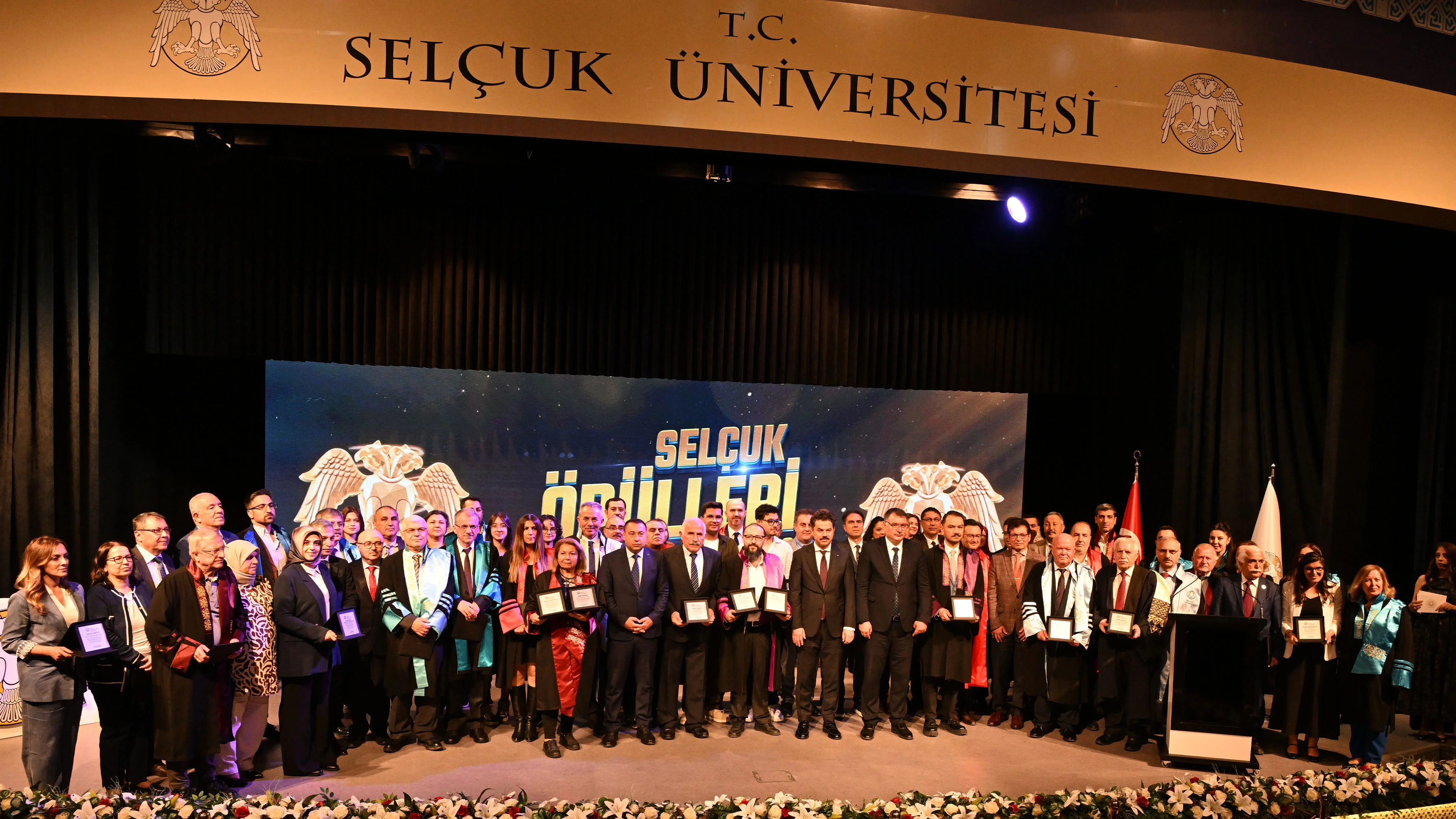 Selçuk Üniversitesinde başarıya katkı sağlayanlar ödüllendirildi