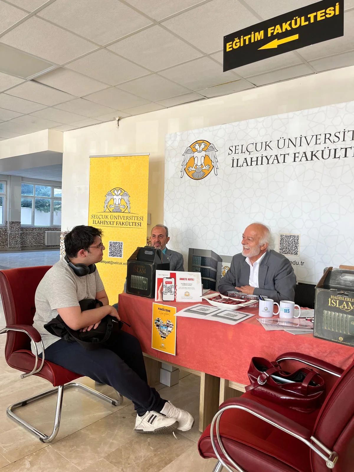 Yeni öğrencilerimiz ilk ders günü Dekanımız tarafından karşılandı