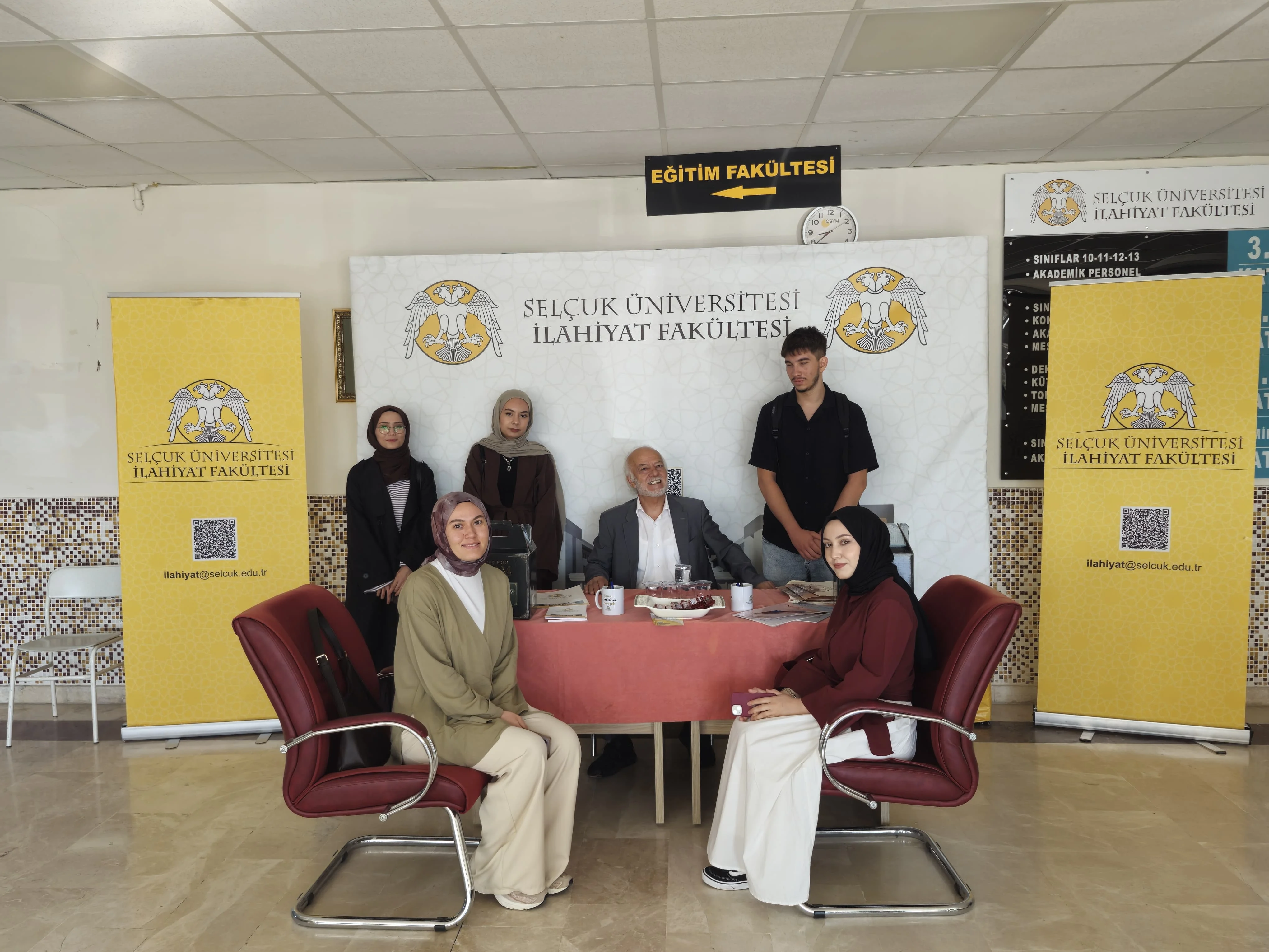 Yeni öğrencilerimiz ilk ders günü Dekanımız tarafından karşılandı