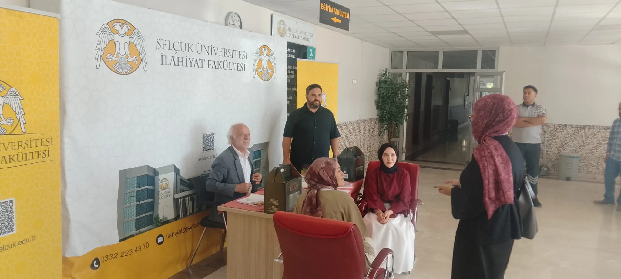 Yeni öğrencilerimiz ilk ders günü Dekanımız tarafından karşılandı