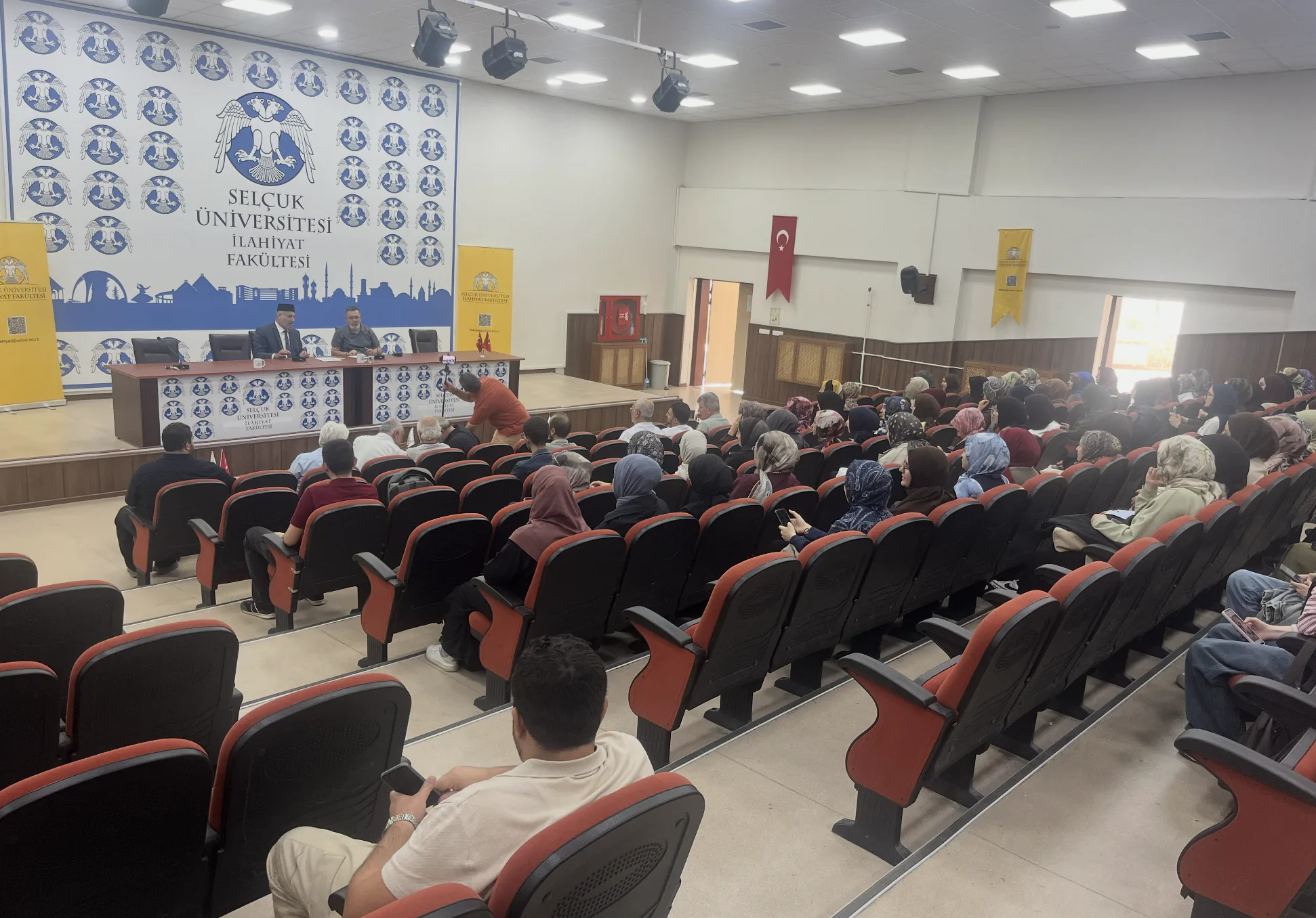 Prof. Dr. Salah Ebu’l-Hâc Fakültemizde Fıkıh Ekollerinin Gerekliliği Üzerine Bir Konferans Verdi