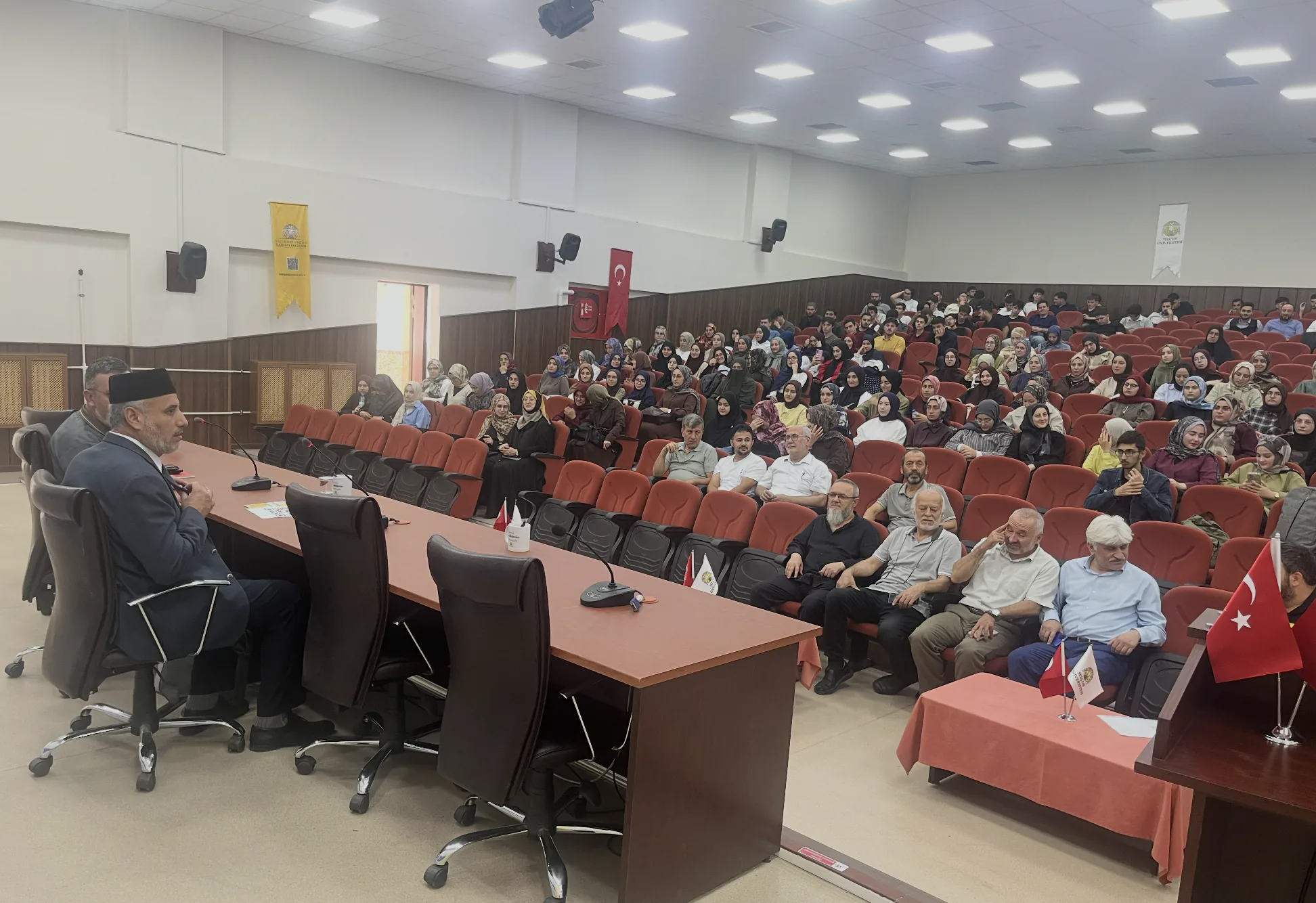 Prof. Dr. Salah Ebu’l-Hâc Fakültemizde Fıkıh Ekollerinin Gerekliliği Üzerine Bir Konferans Verdi