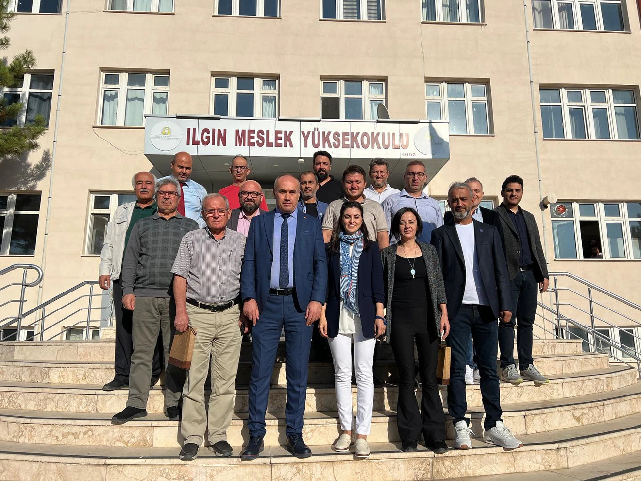 Hocamız Ömer KUŞ’un emekliye ayrılıyor olması sebebiyle Yüksekokul Müdürümüz Doç.Dr. Sinan AKTAŞ tarafından hediye takdimi yapılmıştır