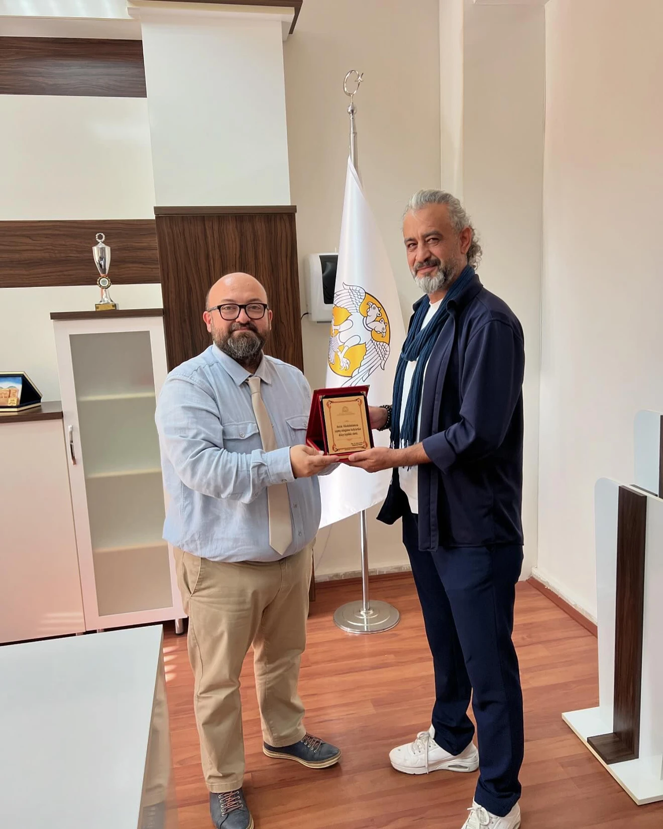 Yüksekokulumuz Öğretim Üyesi Doç. Dr. Şakir YAZMAN ‘a  plaket taktimi
