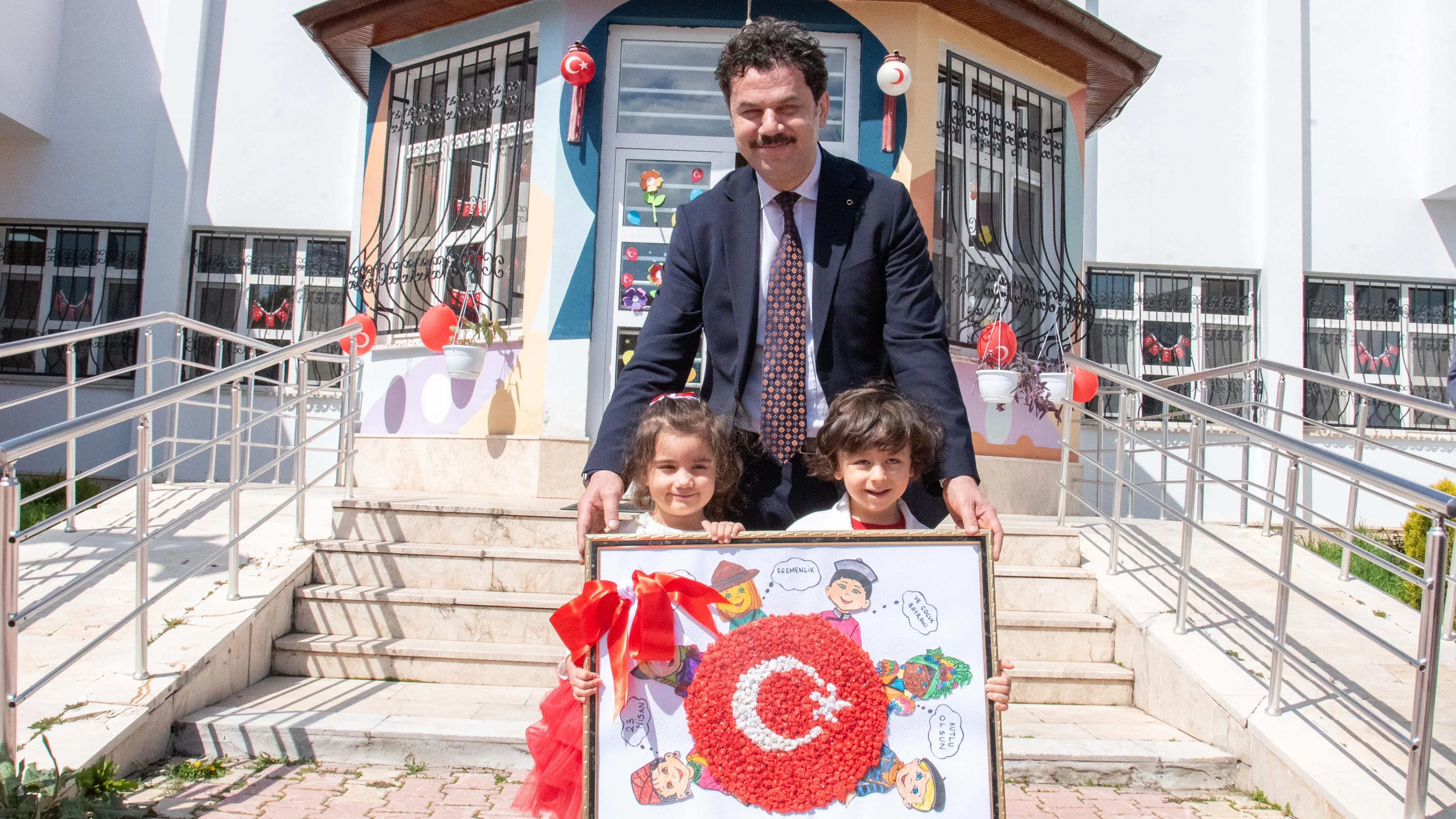 Rektör Yılmaz, miniklerin 23 Nisan sevincine ortak oldu