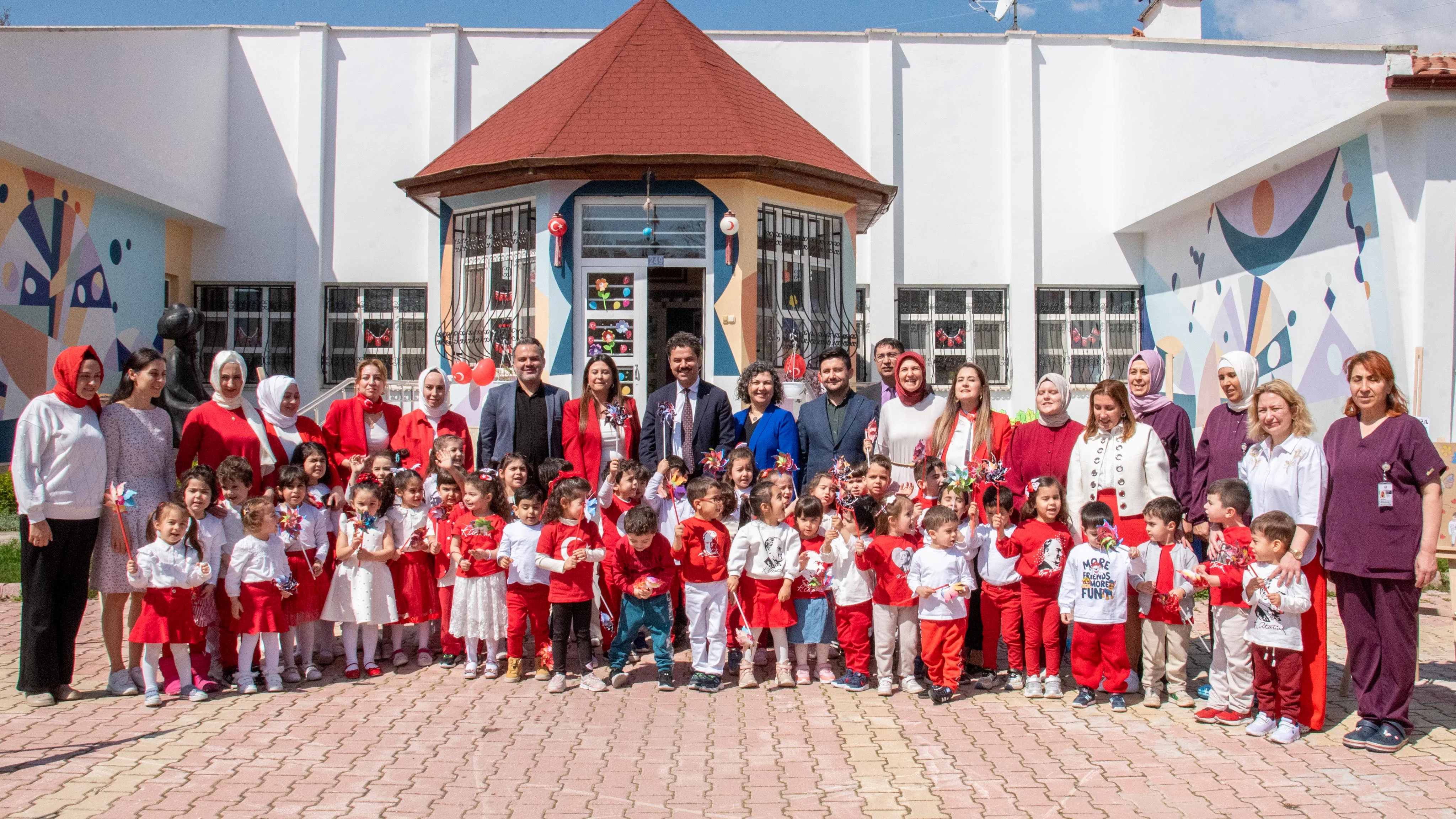 Rektör Yılmaz, miniklerin 23 Nisan sevincine ortak oldu