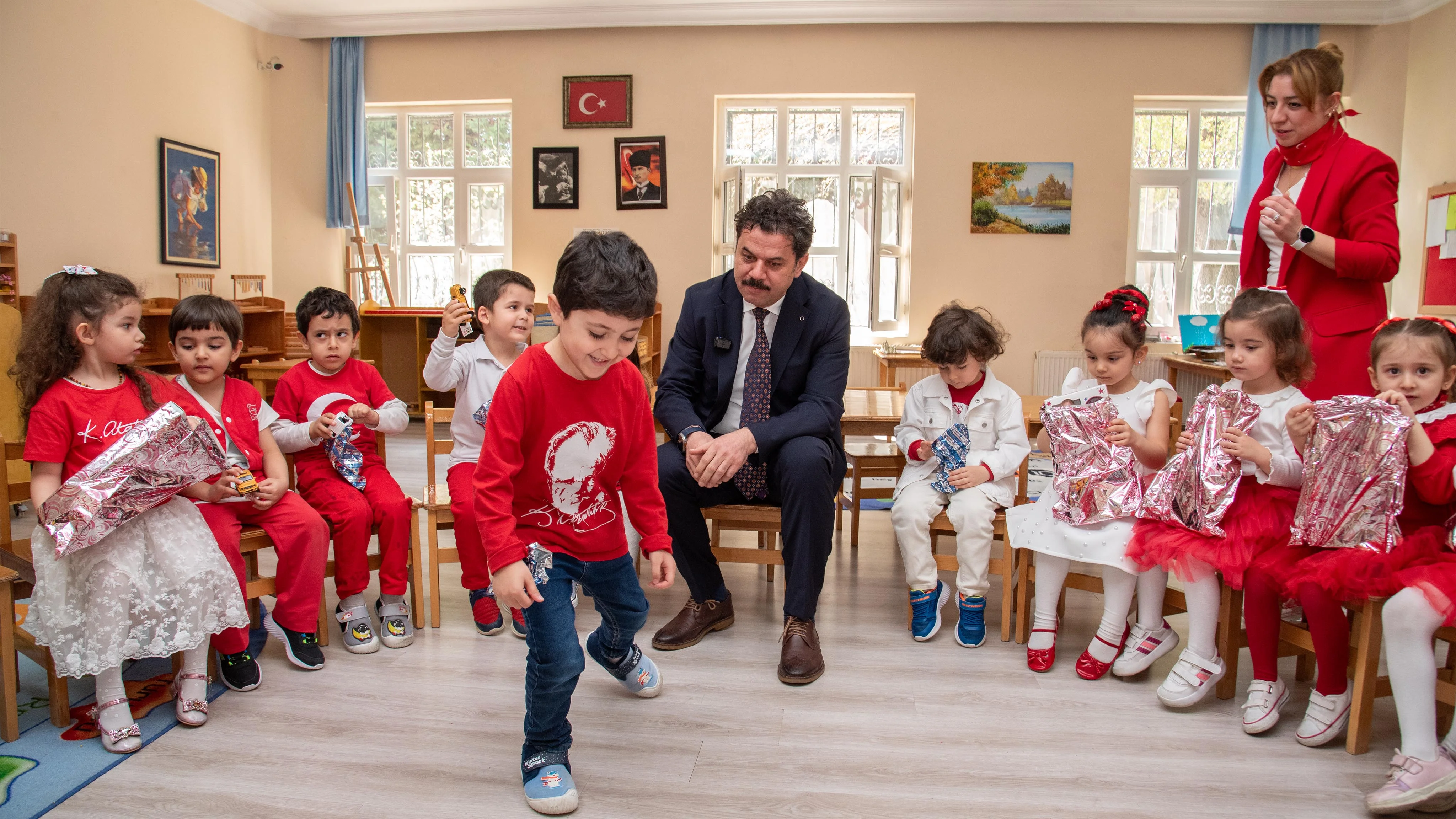 Rektör Yılmaz, miniklerin 23 Nisan sevincine ortak oldu