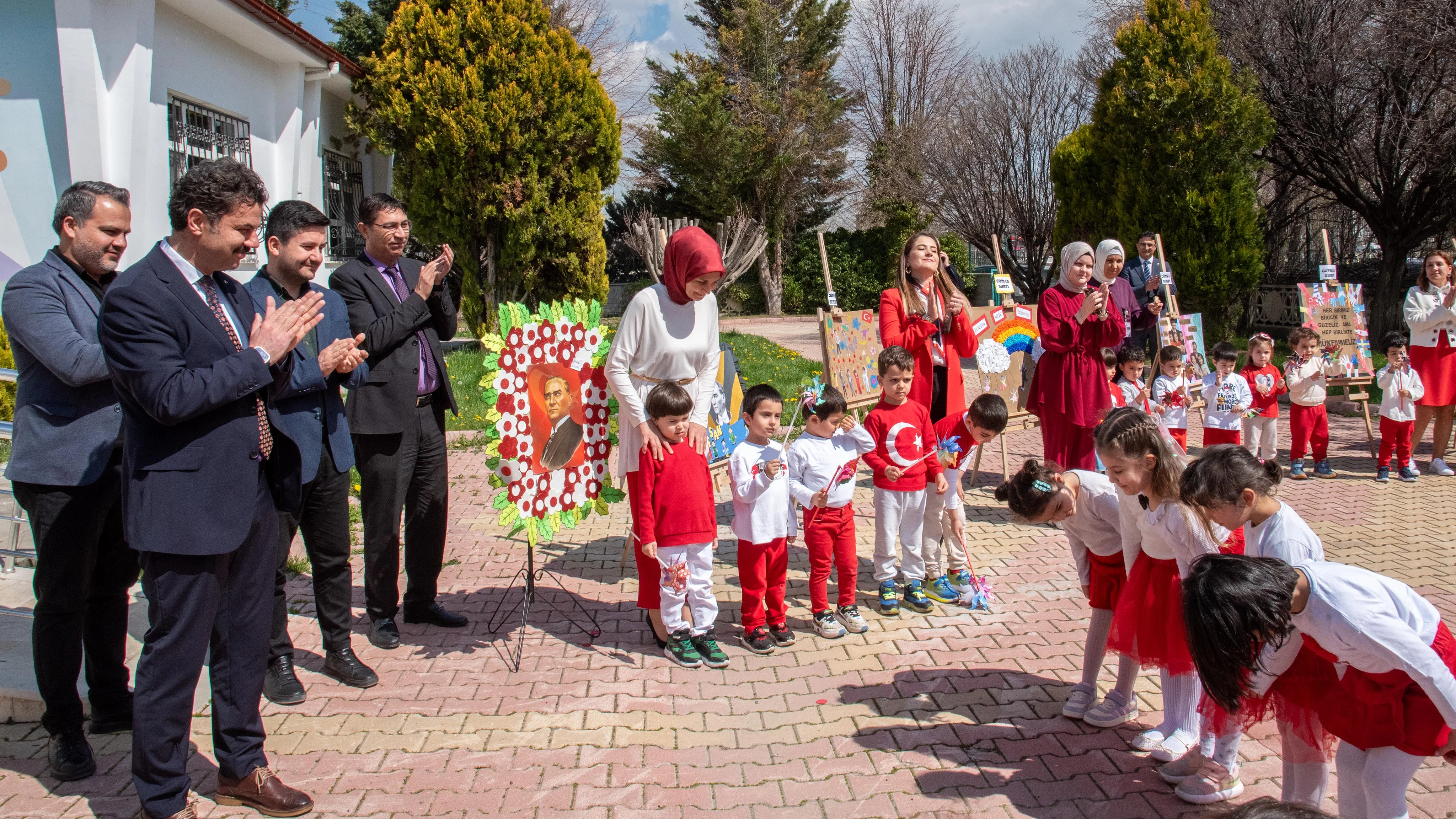 Rektör Yılmaz, miniklerin 23 Nisan sevincine ortak oldu