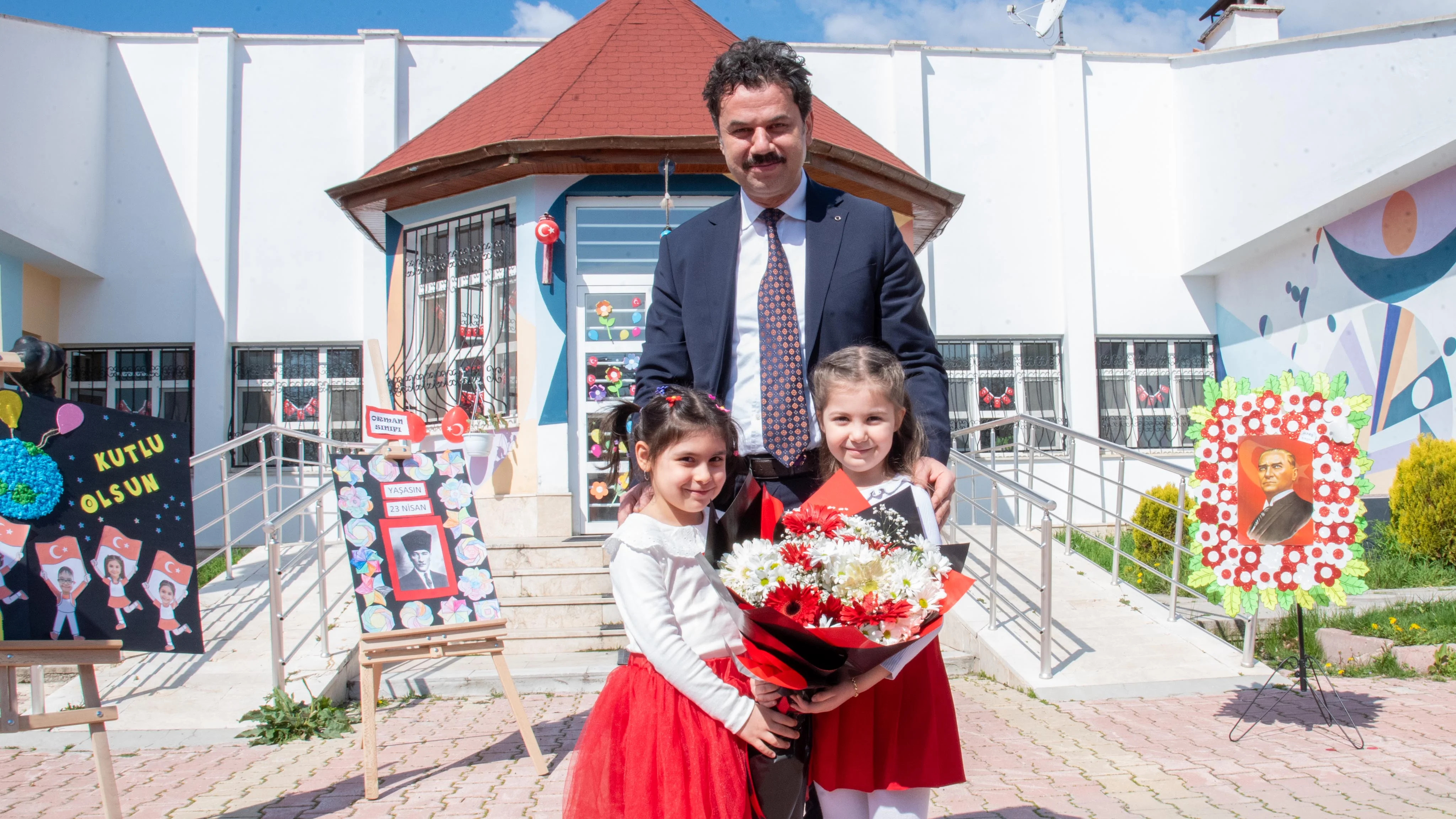 Rektör Yılmaz, miniklerin 23 Nisan sevincine ortak oldu