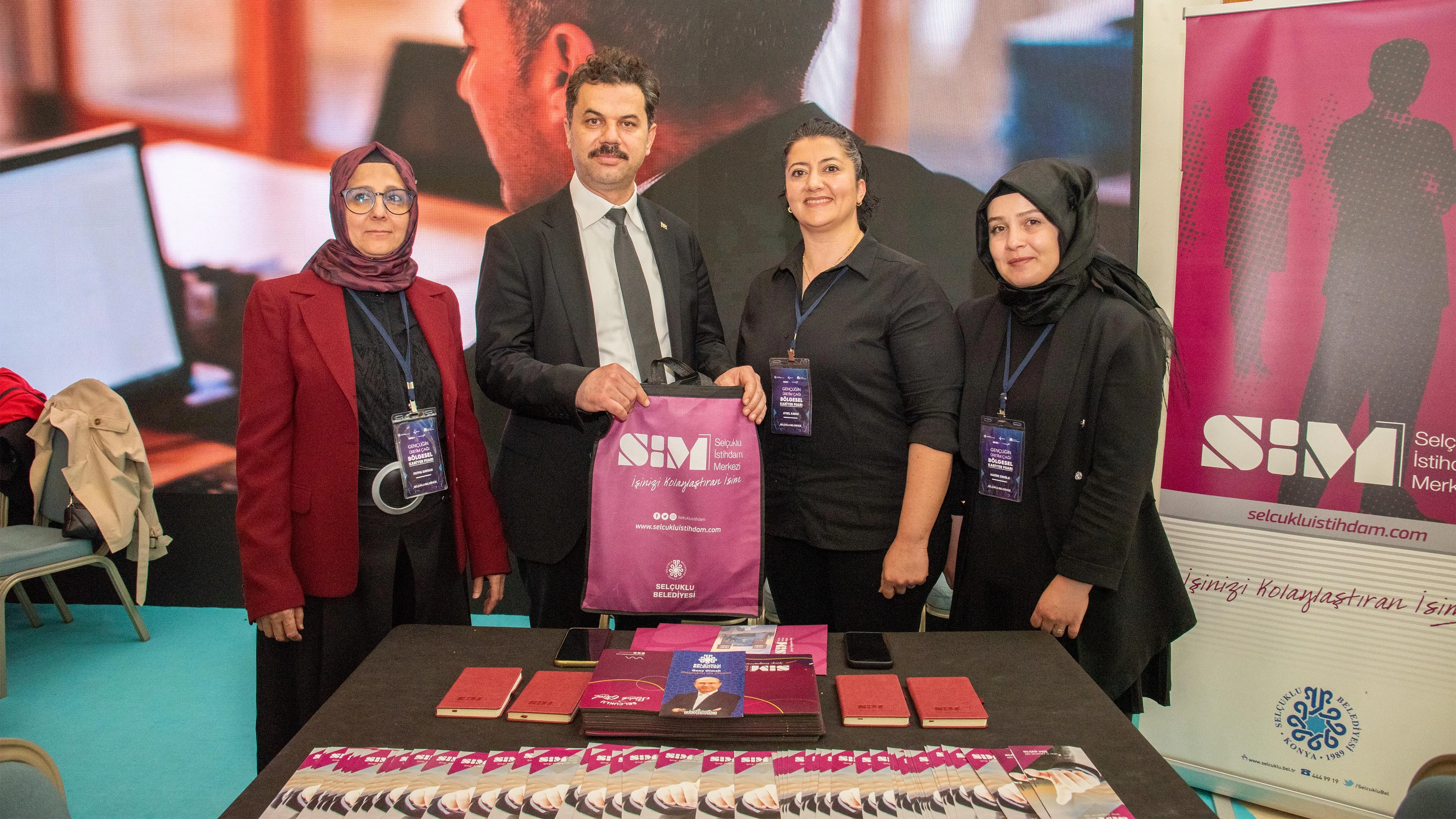 Rektör Yılmaz, İKAF’26’da stantları ziyaret etti