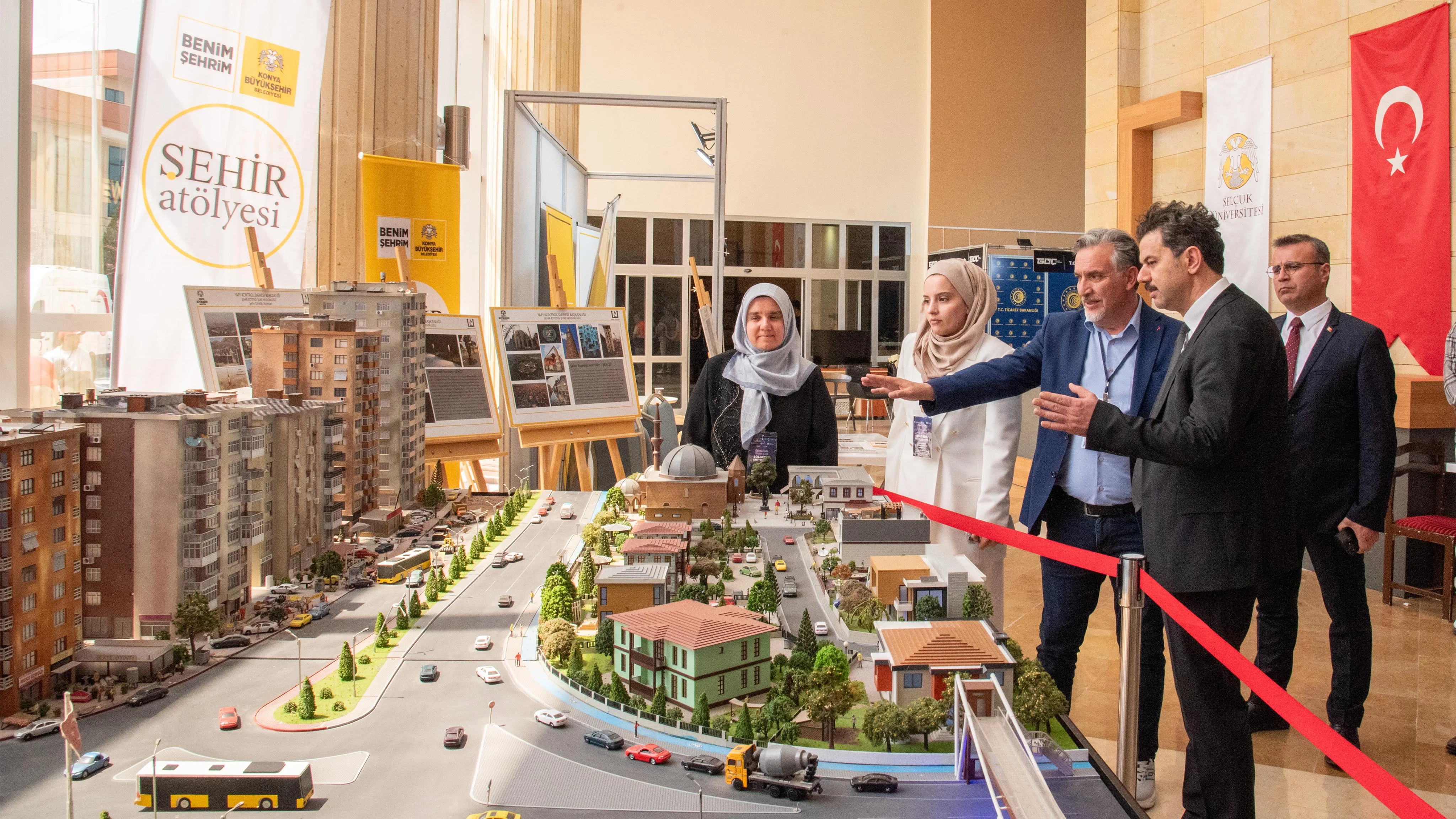 Rektör Yılmaz, İKAF’26’da stantları ziyaret etti