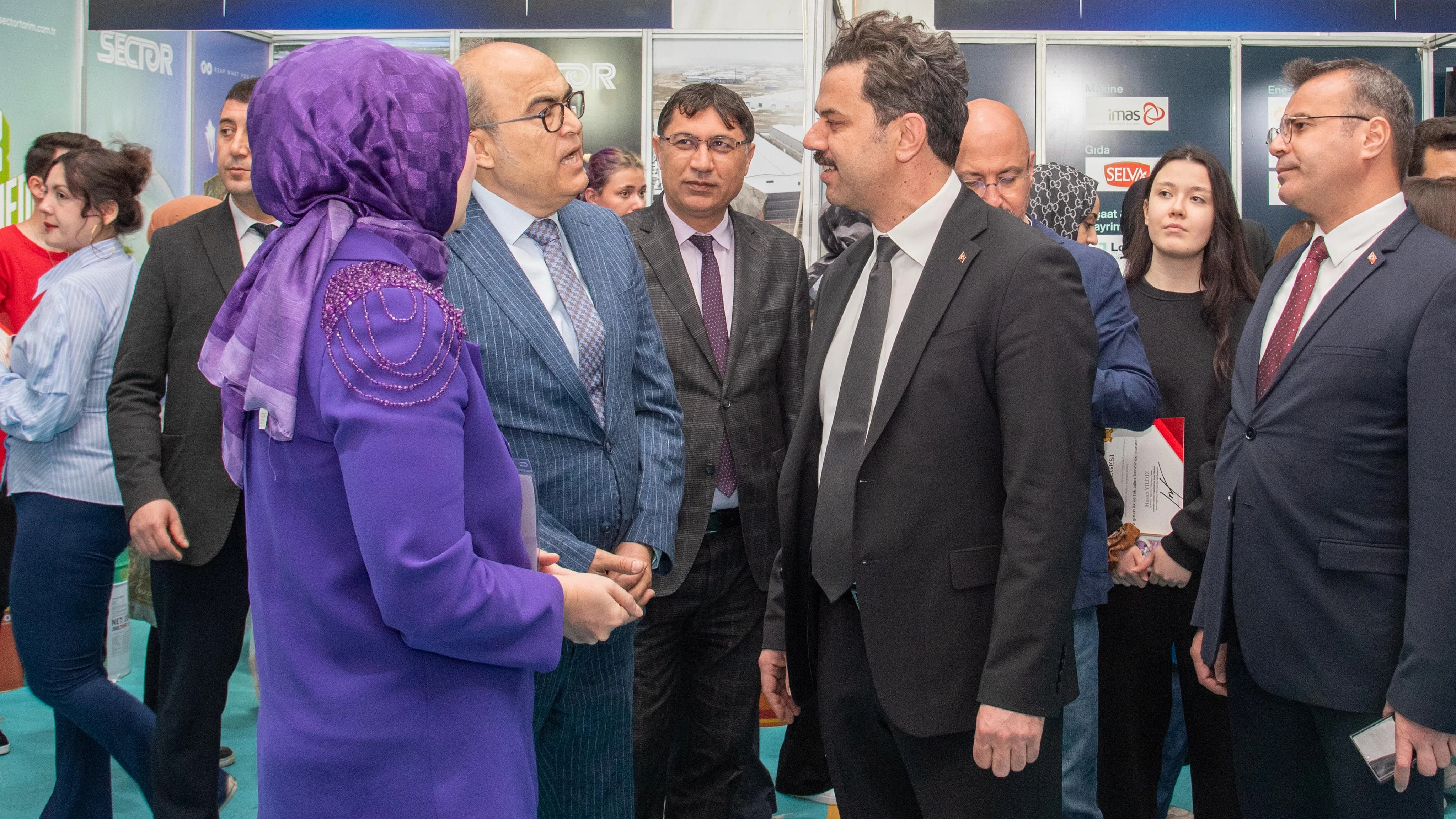 Rektör Yılmaz, İKAF’26’da stantları ziyaret etti