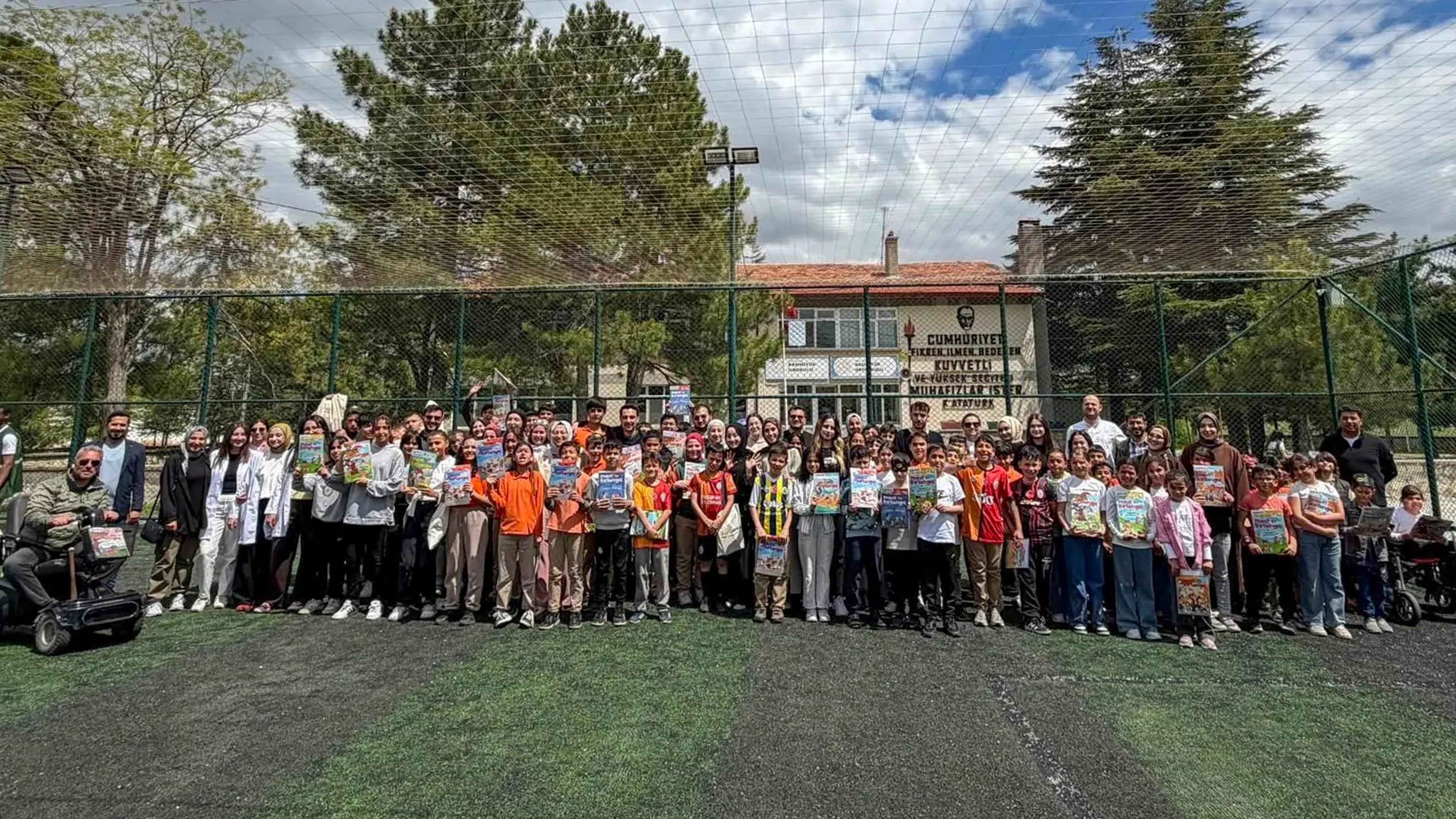 Selçuk Üniversitesi öğrencilerinden köy okuluna sosyal sorumluluk desteği